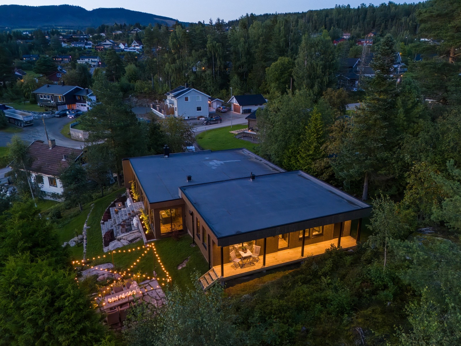 Naturlig vegetasjon gir en fin ramme rundt huset. Galleribilde