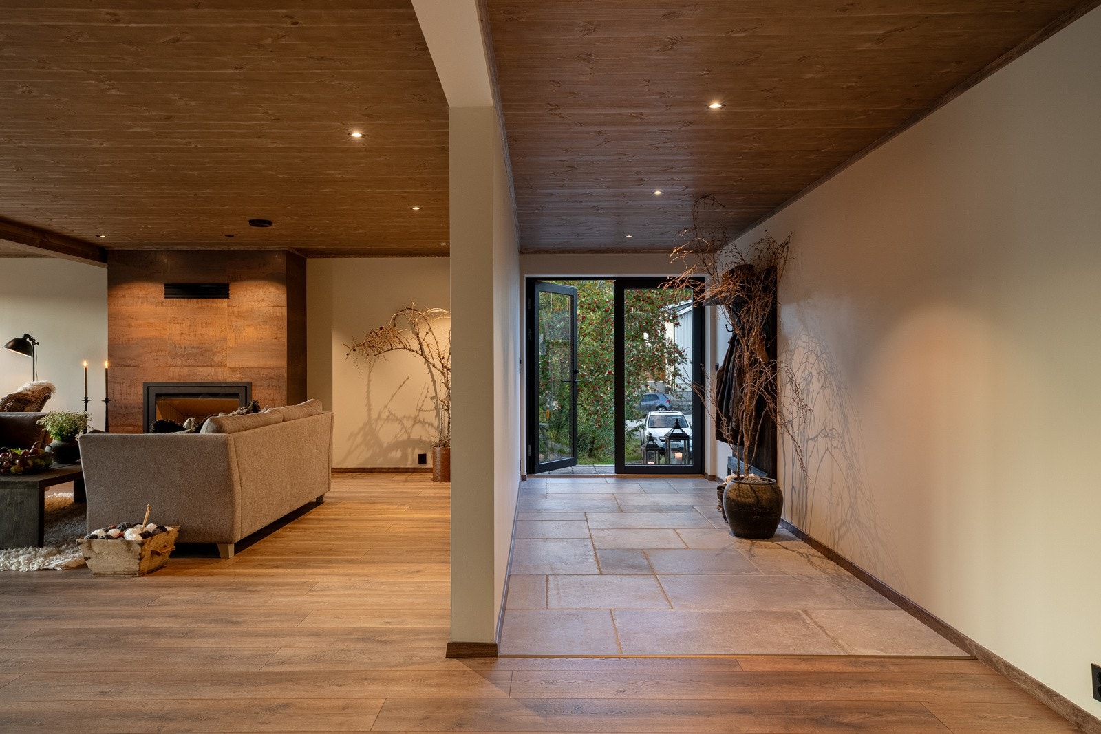 Du ønskes velkommen i en flott hall med flislagt gulv. Galleribilde