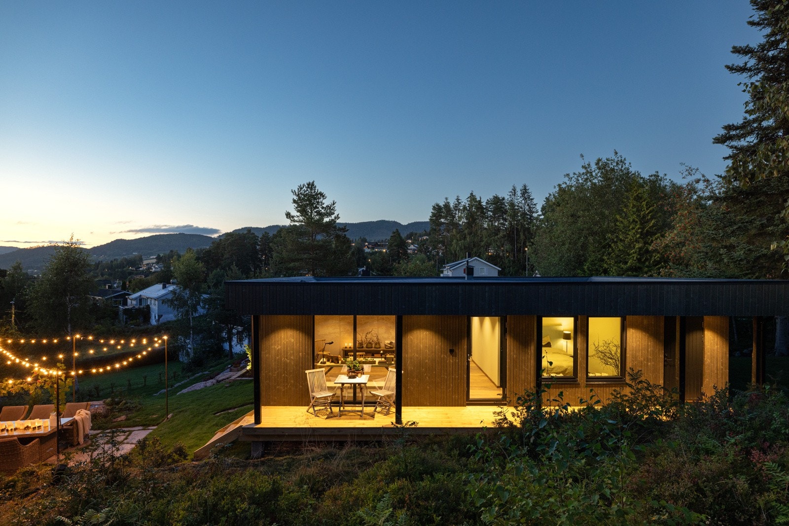 To av uteplassene. Hvert med sitt bruksområde. Galleribilde