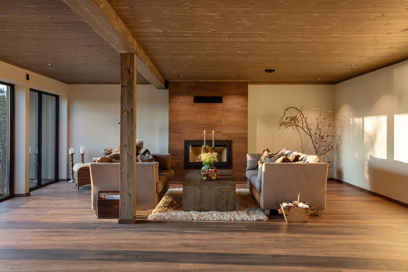 Panel i taket gir lunhet og ro. Her er det godt å være. Galleribilde