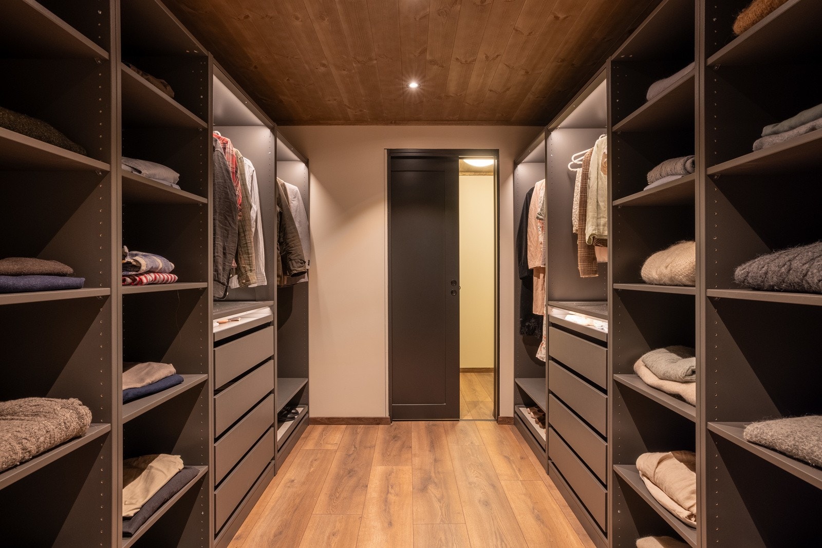 Godt med plass i walk-in closet. Galleribilde