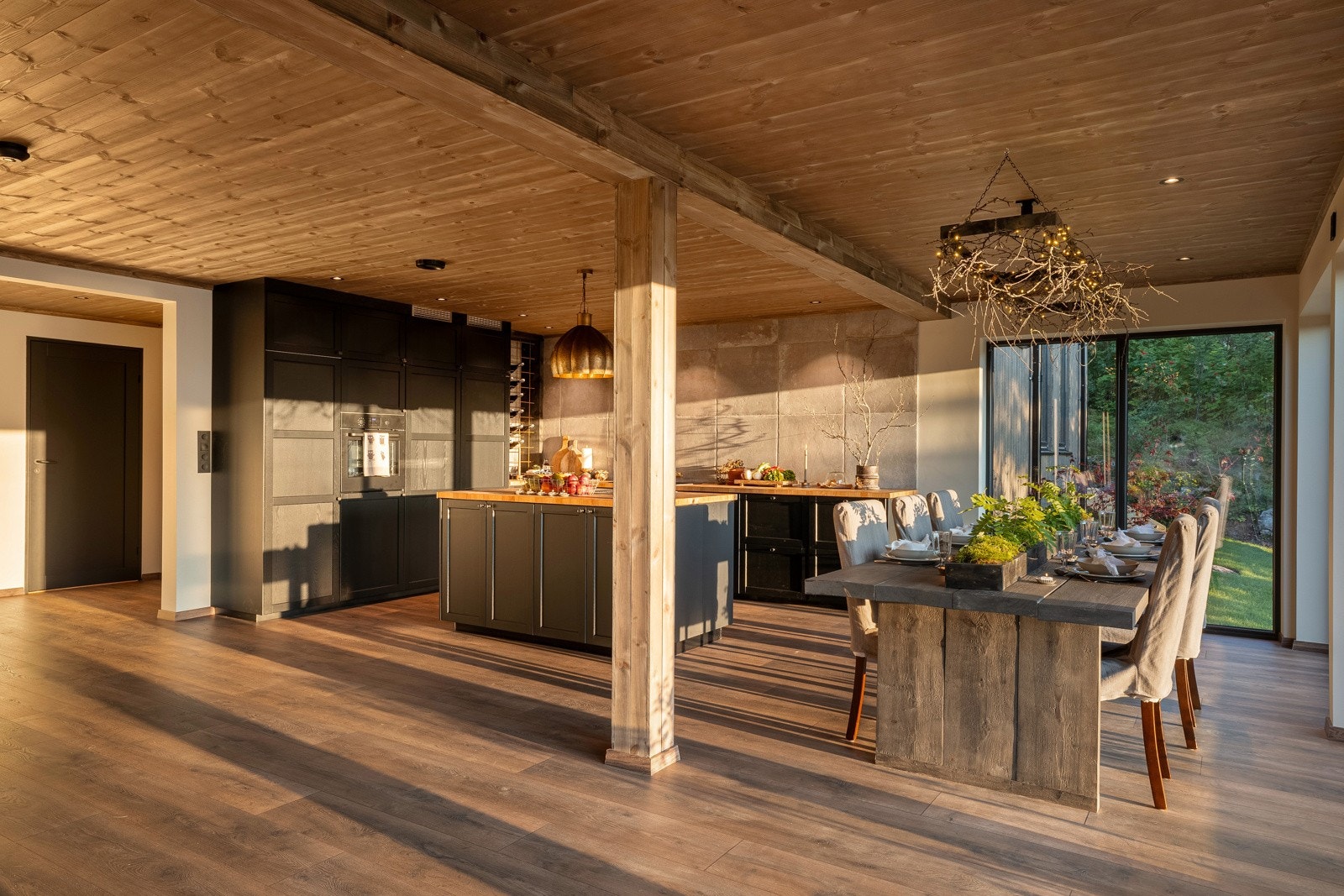 Spiseplassen i umiddelbar nærhet til kjøkkenet samtidig som naturen kommer inn i rommet. Galleribilde