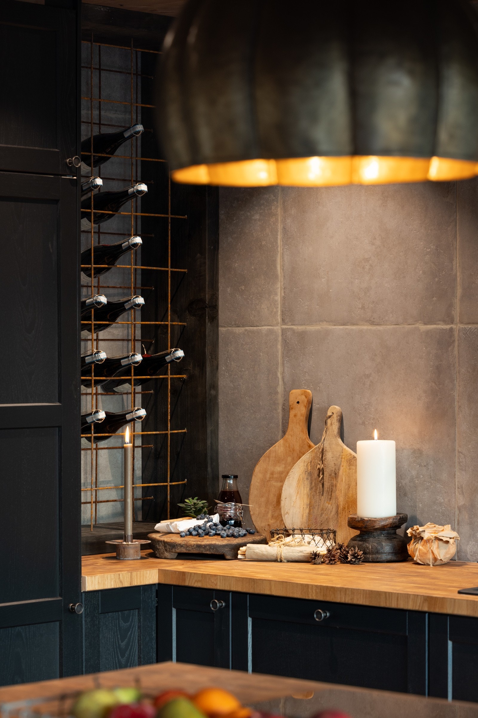 Stemningsfullt med vinhylle på kjøkkenet. Galleribilde