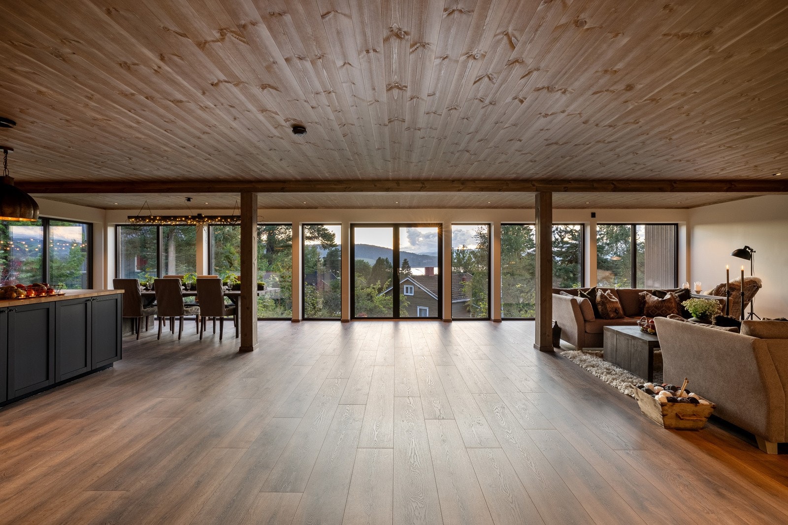 Stor og romslig stue som gir utallige møbleringsmuligheter. Her er det god plass til storfamilien. Galleribilde