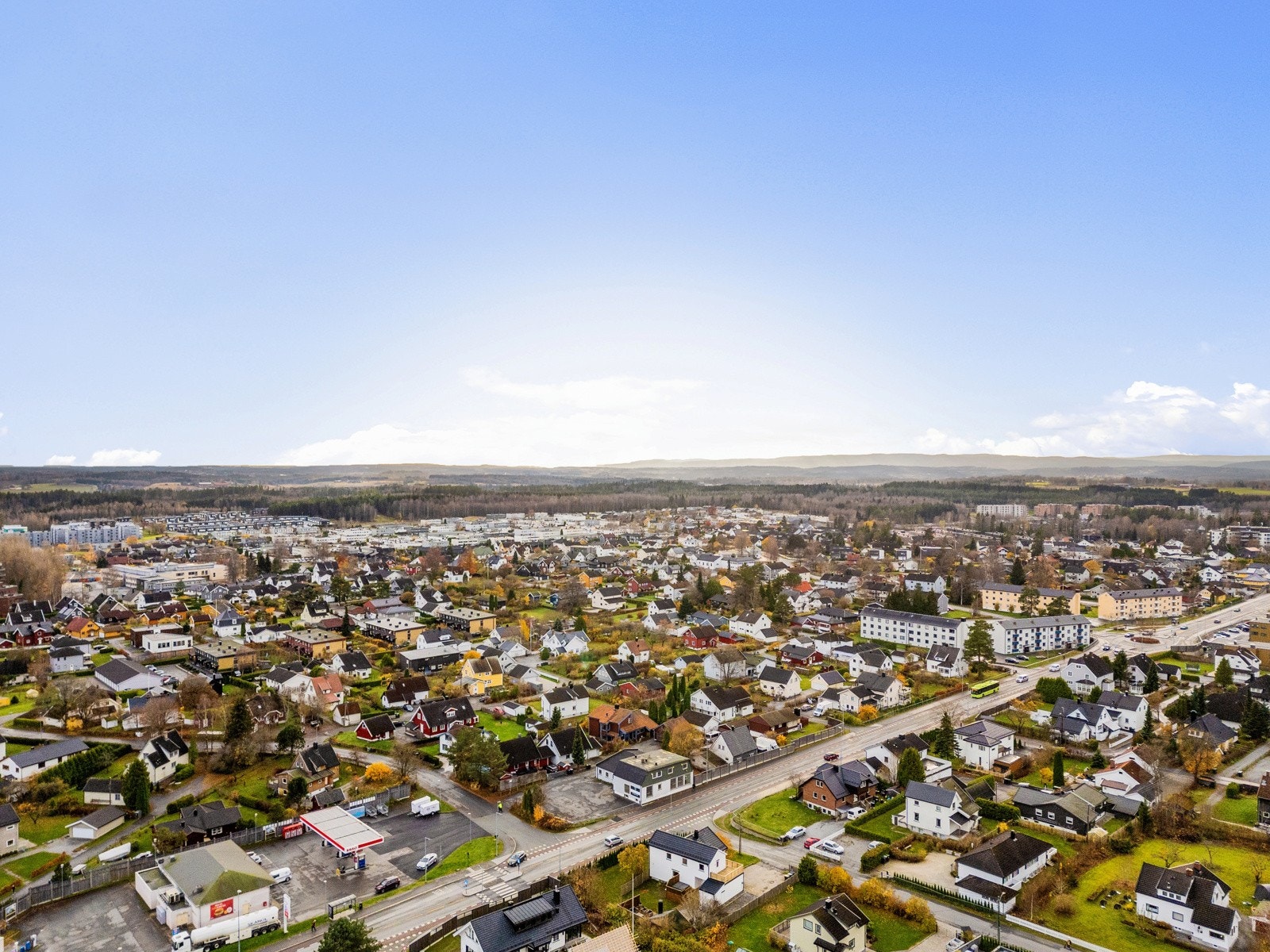 Ski har meget gode fritidsmuligheter for barn og ungdom med bl.a. speider, fritidsklubb, musikkorps, teatergrupper, musikkskole, godt utbygget idrettsanlegg med friidrett, flere fotballbaner, håndballhaller, ishockey, tennis, klatrevegg mv. Galleribilde