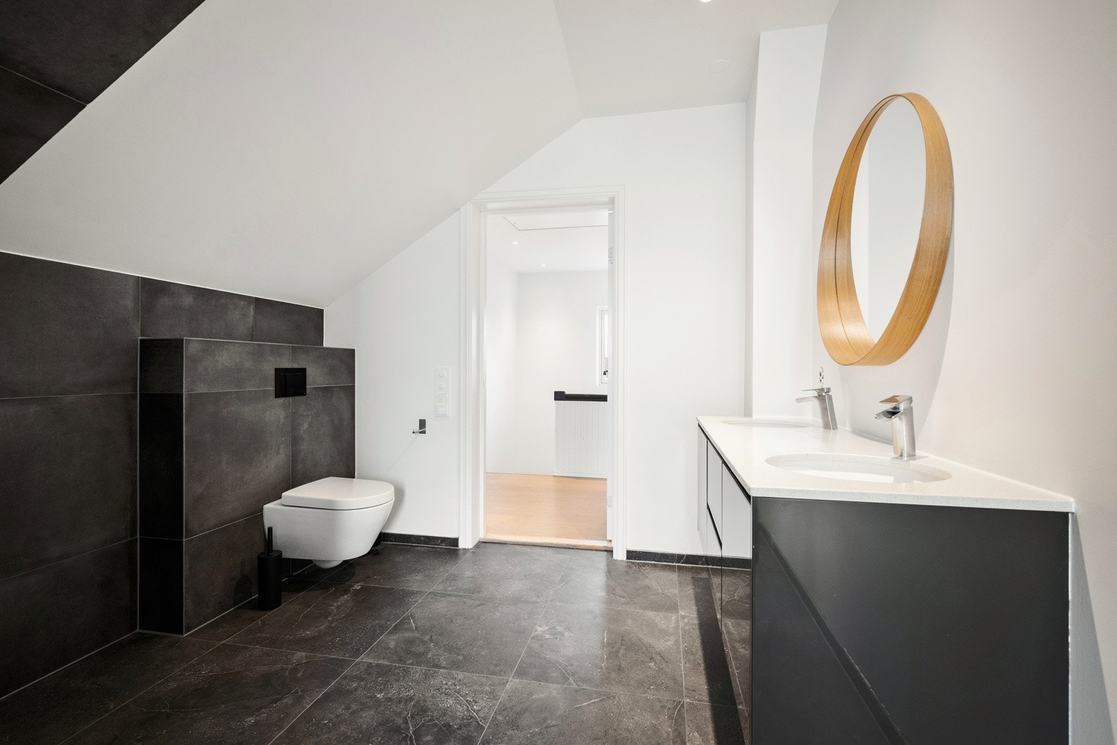 Downlights er installert, og badet har vegghengt toalett og store, lekre fliser på gulvet. Galleribilde