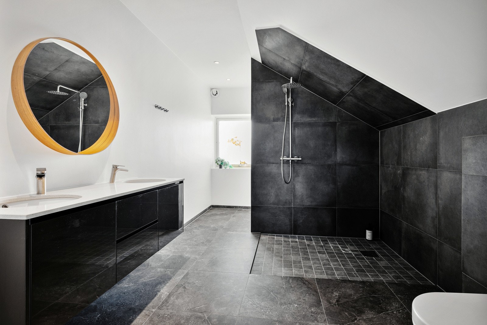 Dagene får en god start på et flott bad i andre etasje, utstyrt med gulvvarme, regnfallsdusj og opplegg for vaskemaskin. Galleribilde