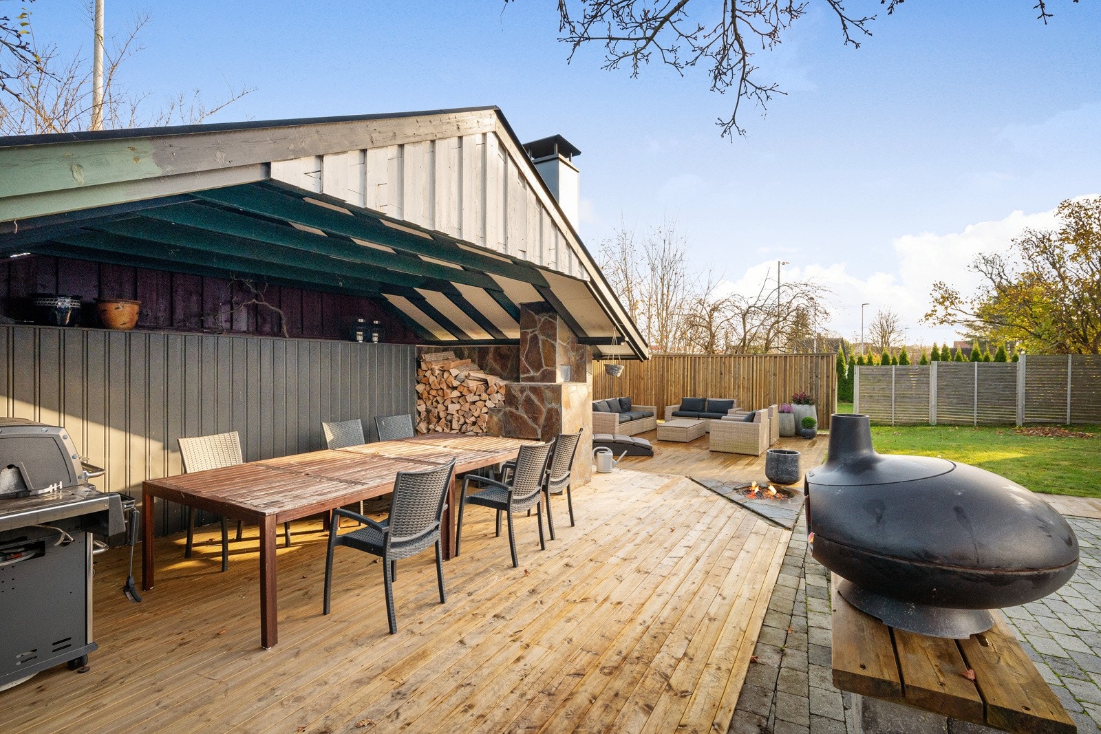 Inviter gjester over på sosiale grillmiddager med god mat og drikke. Galleribilde