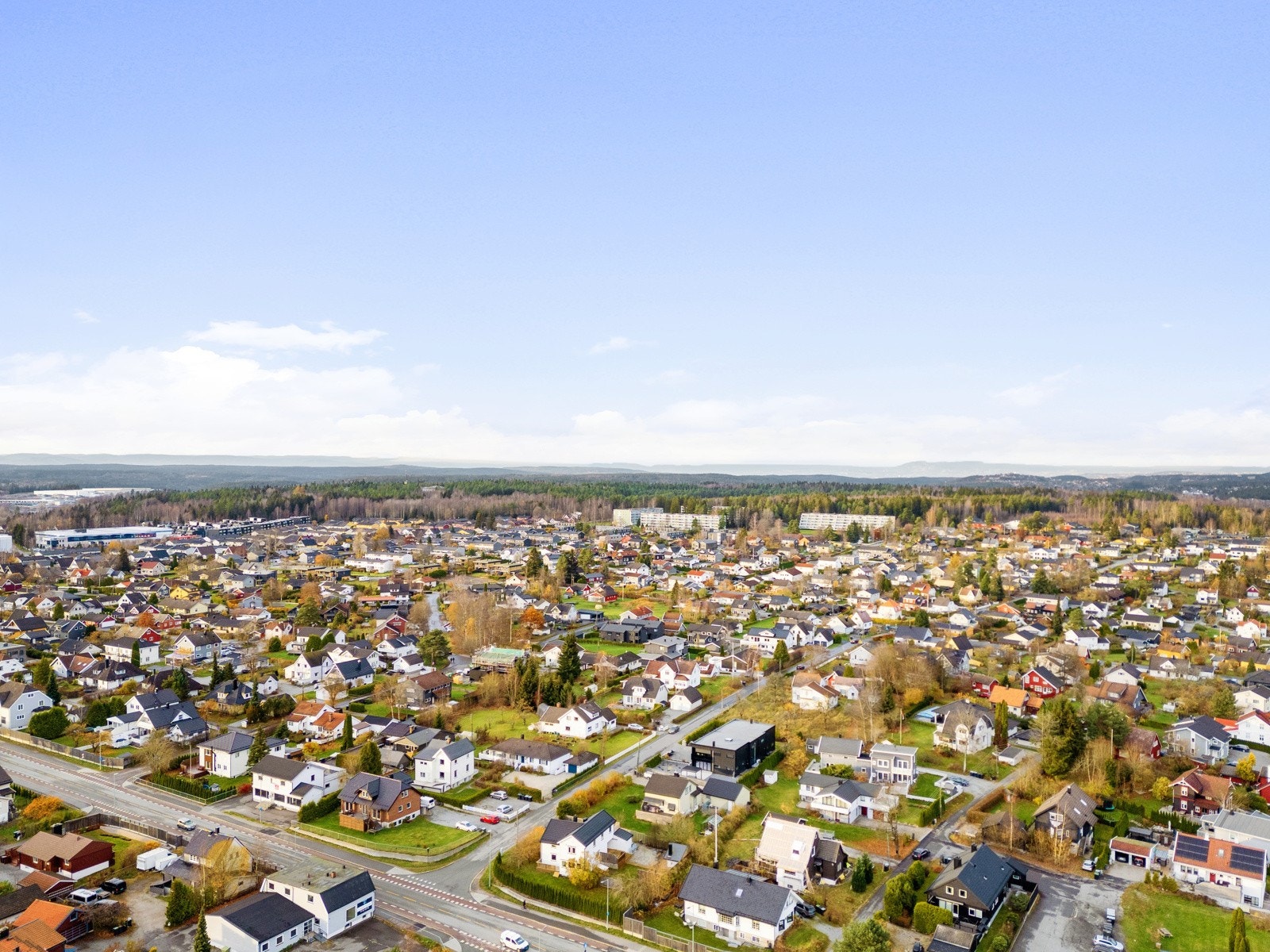 Nabolaget passer utmerket for barnefamilien, med nærhet til gode fritidsaktiviteter utendørs som innendørs. Galleribilde