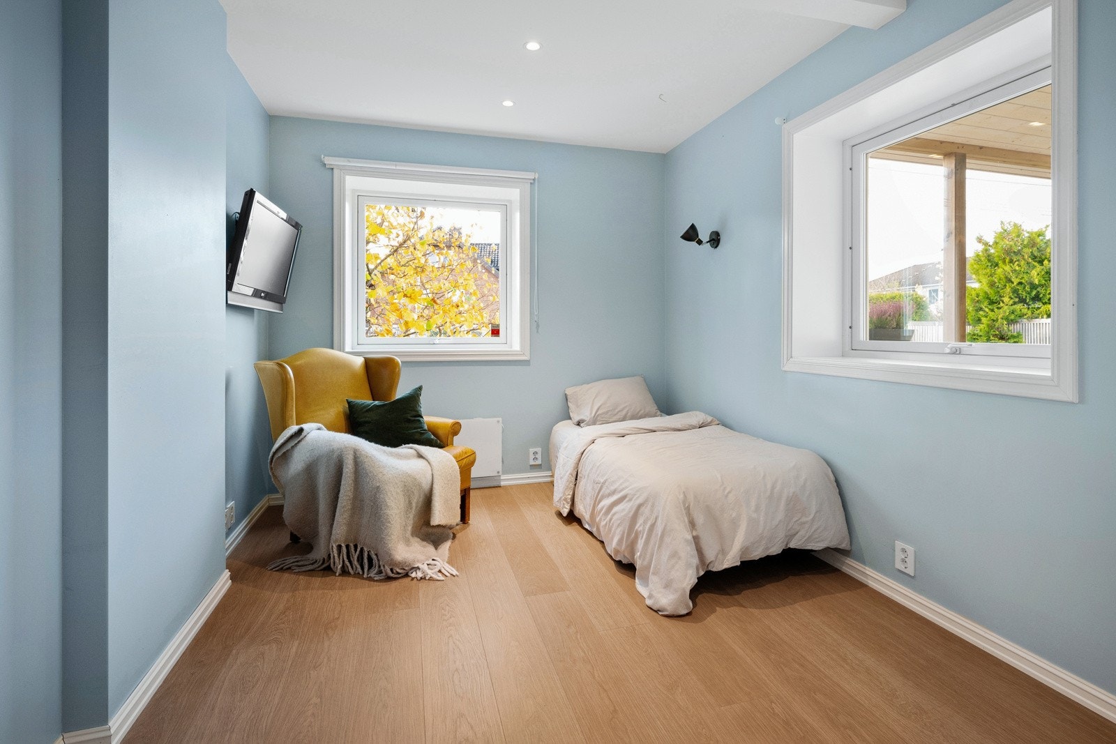 Soverommet nede har tv-uttak og garderobeskap. Galleribilde