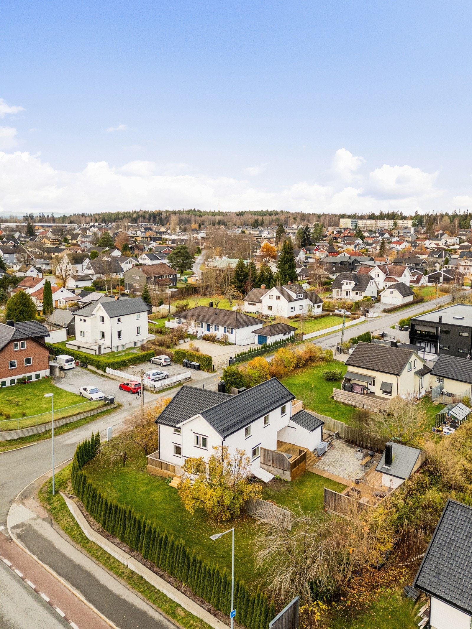 Boligen ligger på en stor hjørnetomt, der hagen rammes fint inn av levegger og en vintergrønn hekk. Galleribilde
