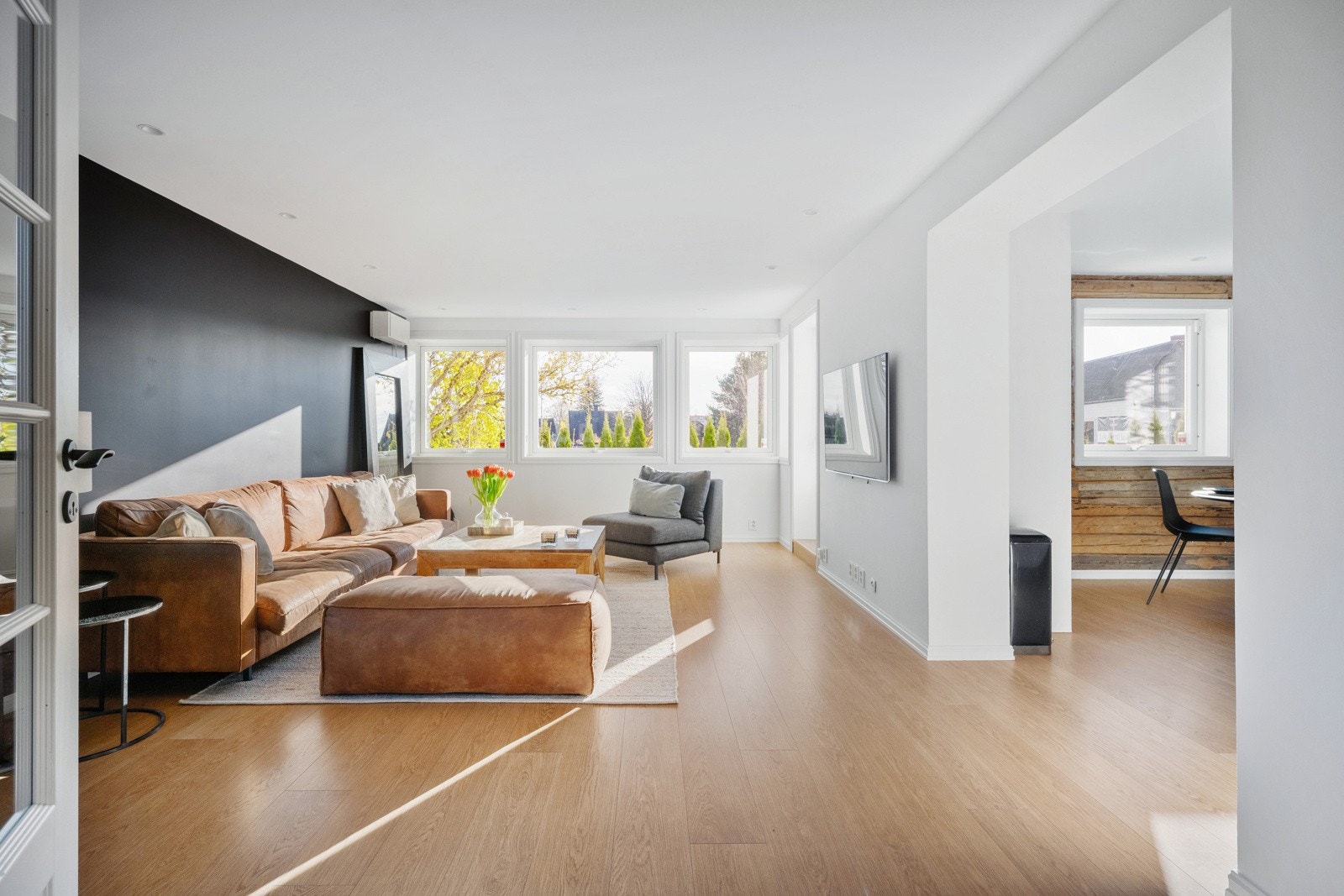 Stuen er et åpent og lekkert allrom, som innbyr til hygge fra tidlig morgen til sent på kveld. Galleribilde