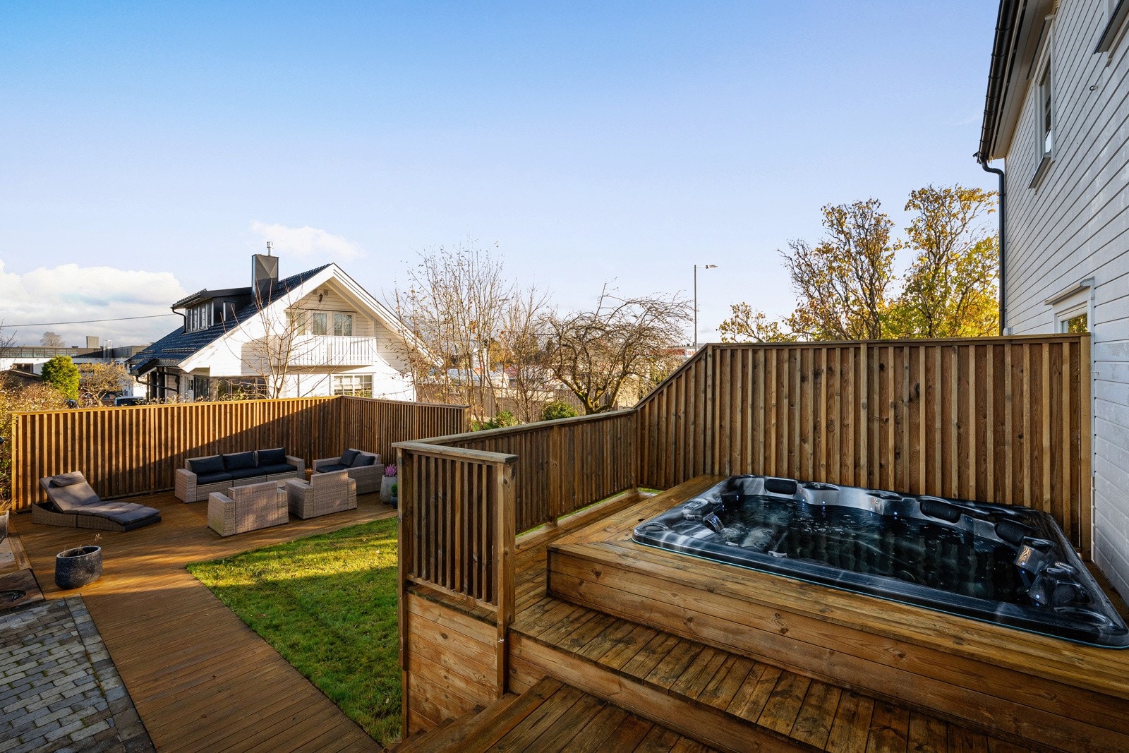 Et av høydepunktene må sies å være et deilig boblebad, nedsenket på en østvendt veranda utenfor entreen. Galleribilde