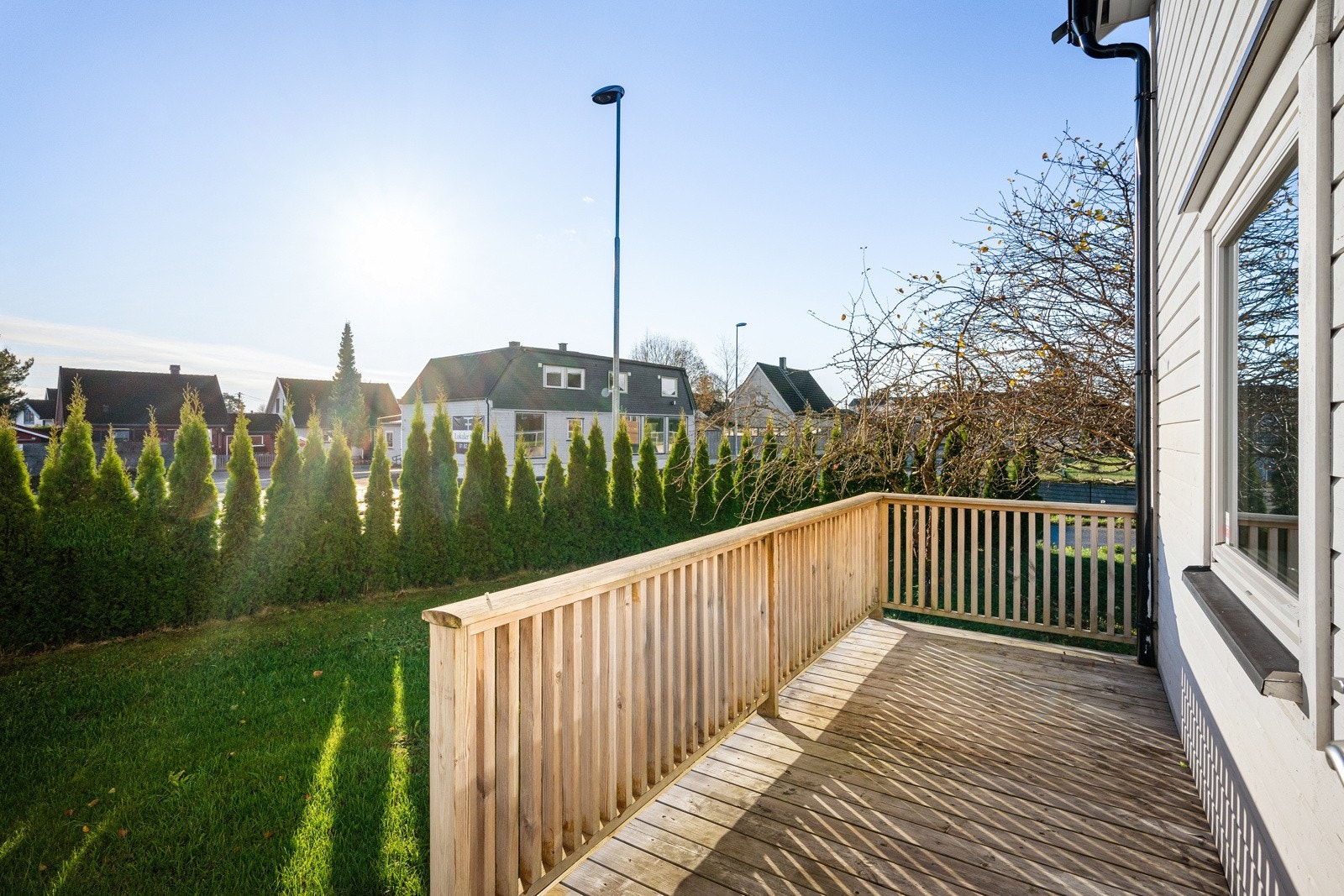 Stuen har utgang til en vestvendt veranda på ca. 8 kvm, en fin romforlengelse i sommerhalvåret. Galleribilde