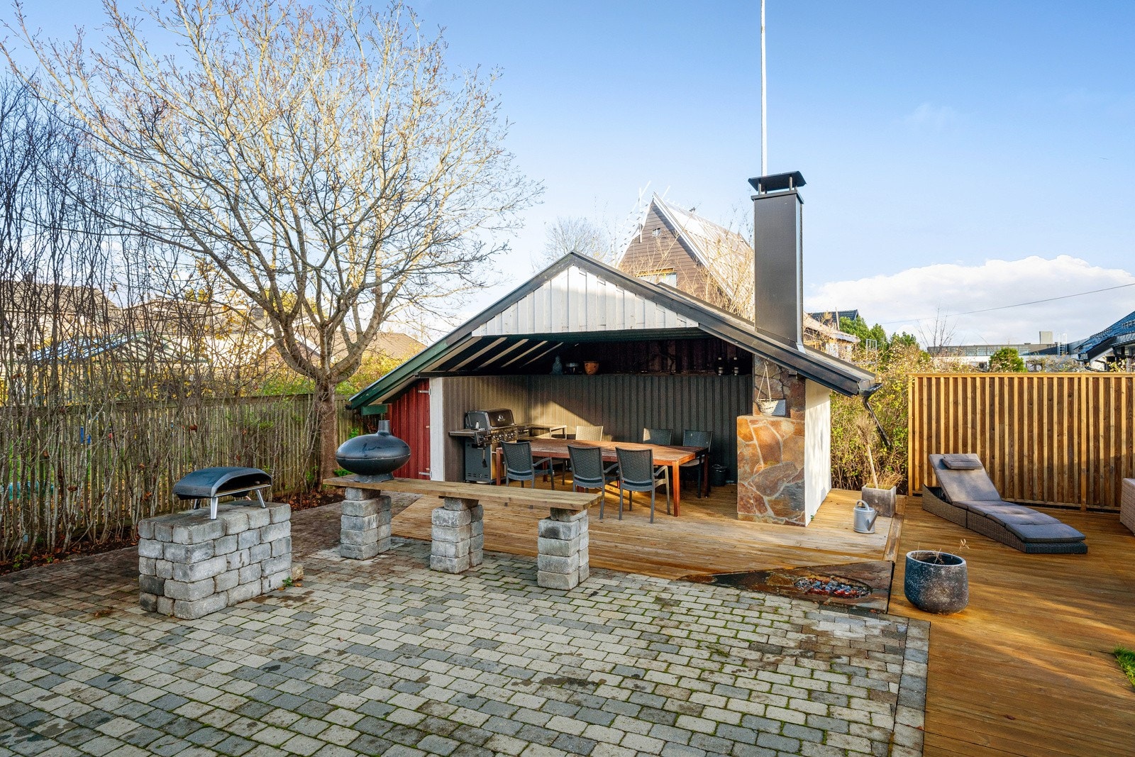Paviljongen ligger ved en herlig terrasse og en steinlagt uteplass, og en koselig utepeis forlenger sommerkveldene. Galleribilde