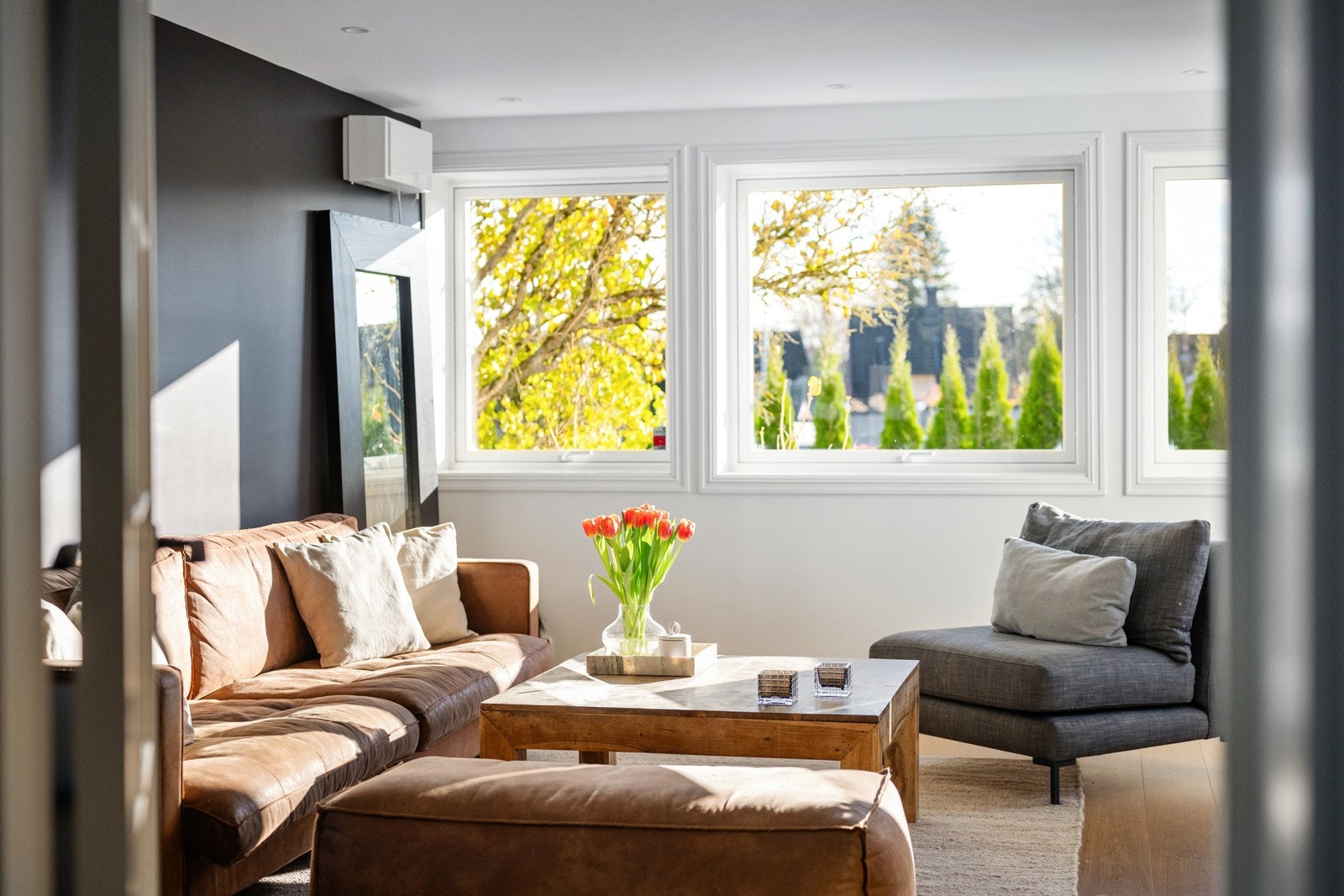 Eneboligen går over to plan pluss kjeller; et flott og funksjonelt familiehjem med løsninger av god kvalitet. Galleribilde