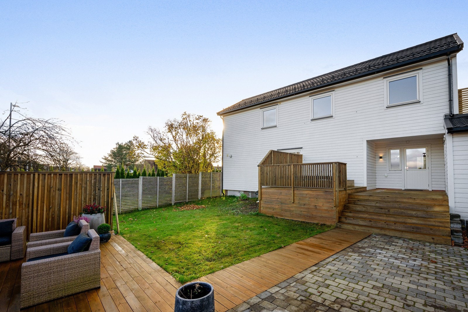 En flott bakgård innbyr til hygge gjennom dagen; skjermet og med ulike soner for familien. Galleribilde