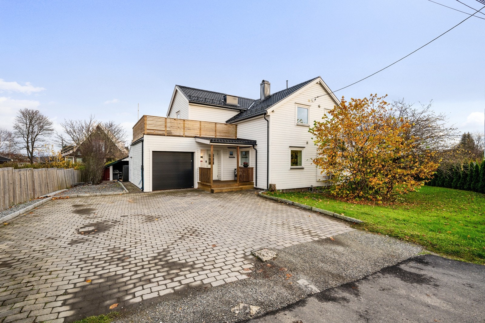 Det er gode parkeringsmuligheter på gårdsplasser og i garasje med el bil lader. Galleribilde