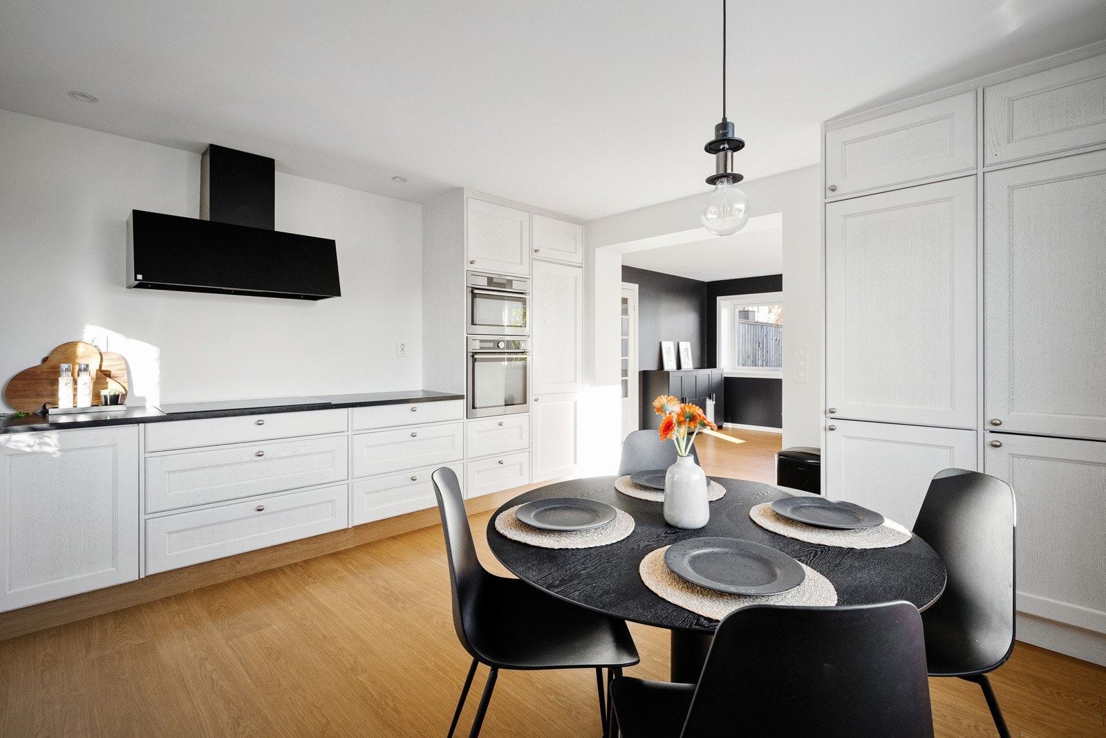 Alle hvitevarer er integrert, og kjøkkenet byr på god skap- og benkeplass; her kan hele familien bli med på matlagingen. Galleribilde