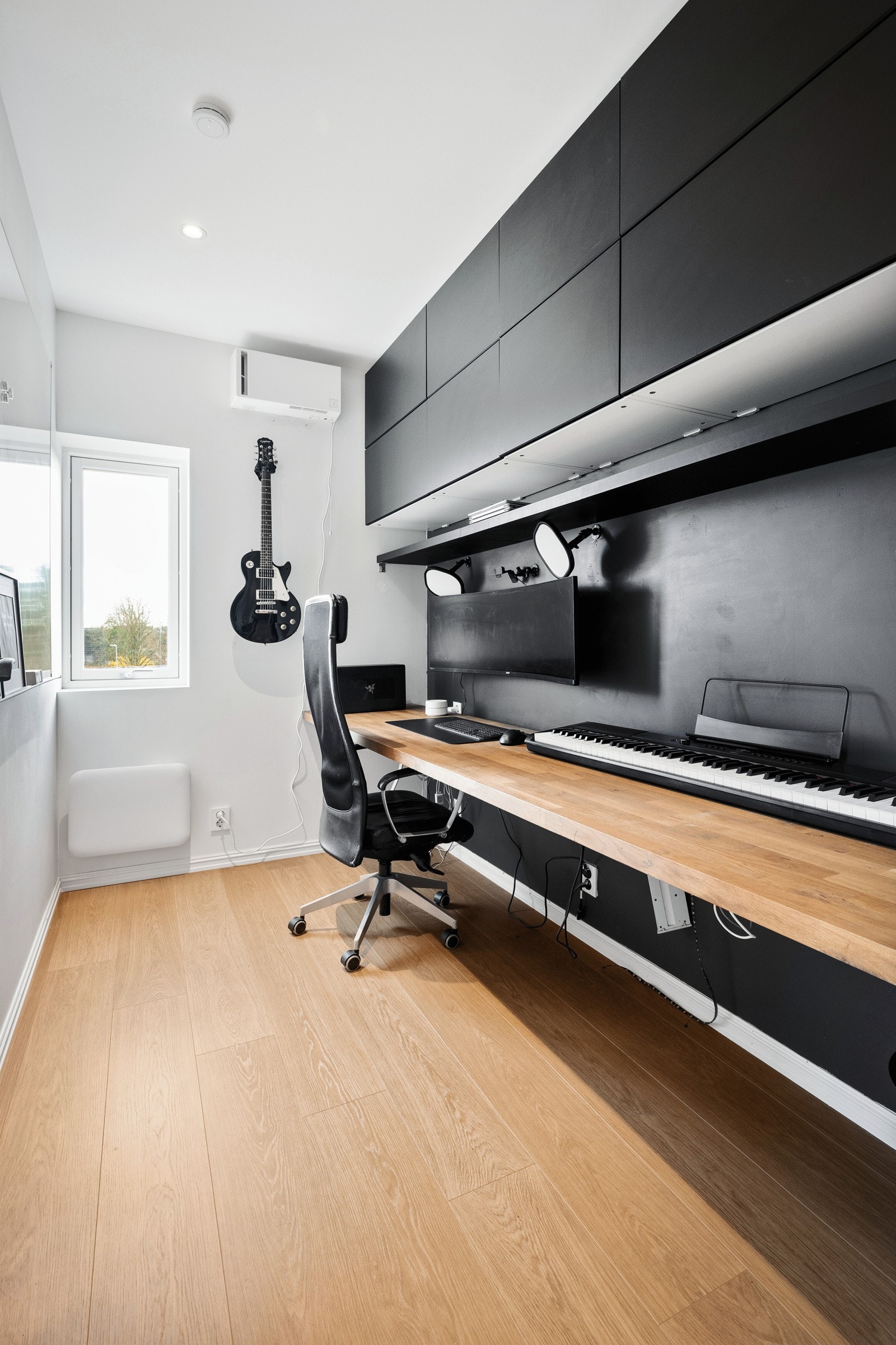 I andre etasje finner man et praktisk kontor med plassbygget pult og tilhørende overskap. Galleribilde