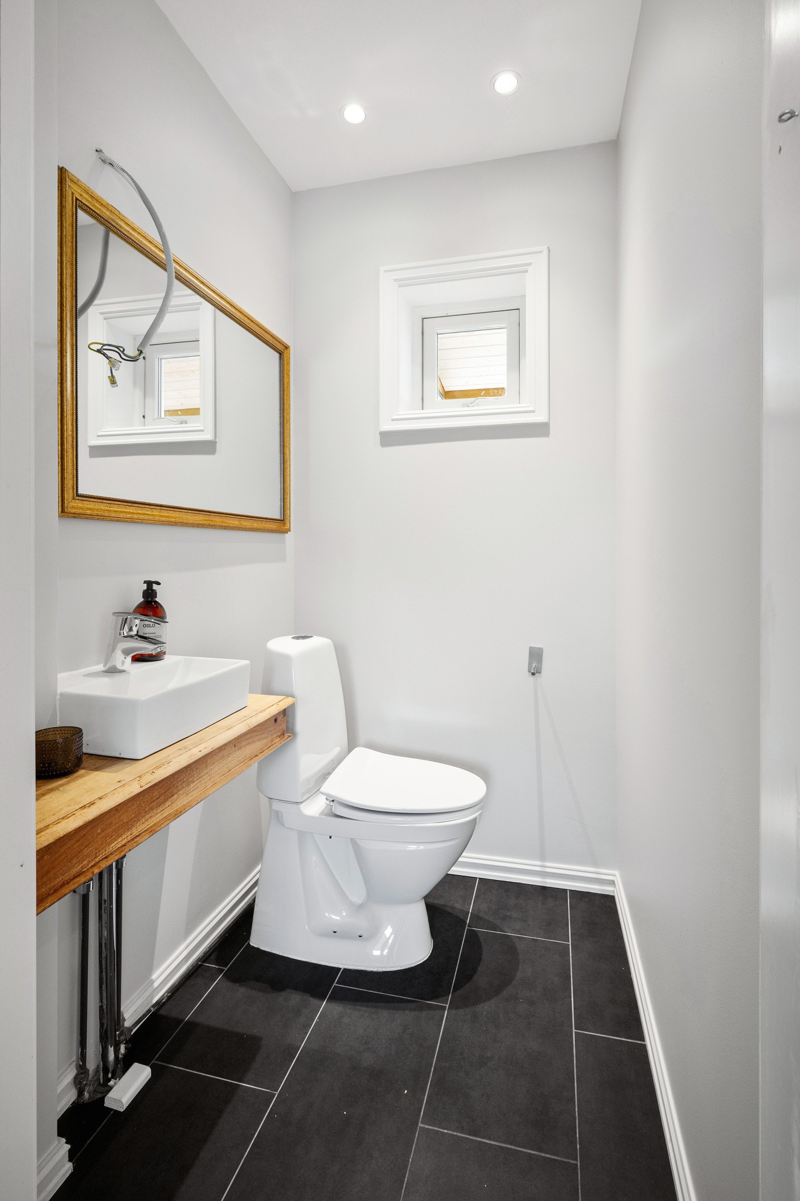 Gjestetoalettet ble i 2015 oppgradert med nye overflater, nye varmekabler og nytt sanitærutstyr. Galleribilde