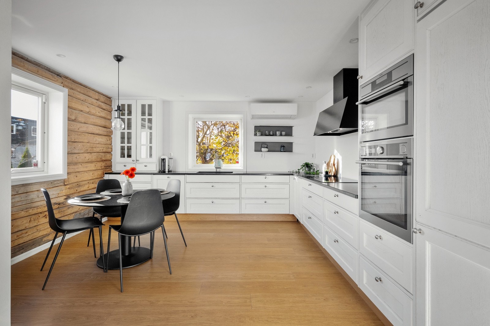 Over kjøkkenbenken ble det i 2018 installert en varmepumpe for jevn og behagelig varme. Galleribilde