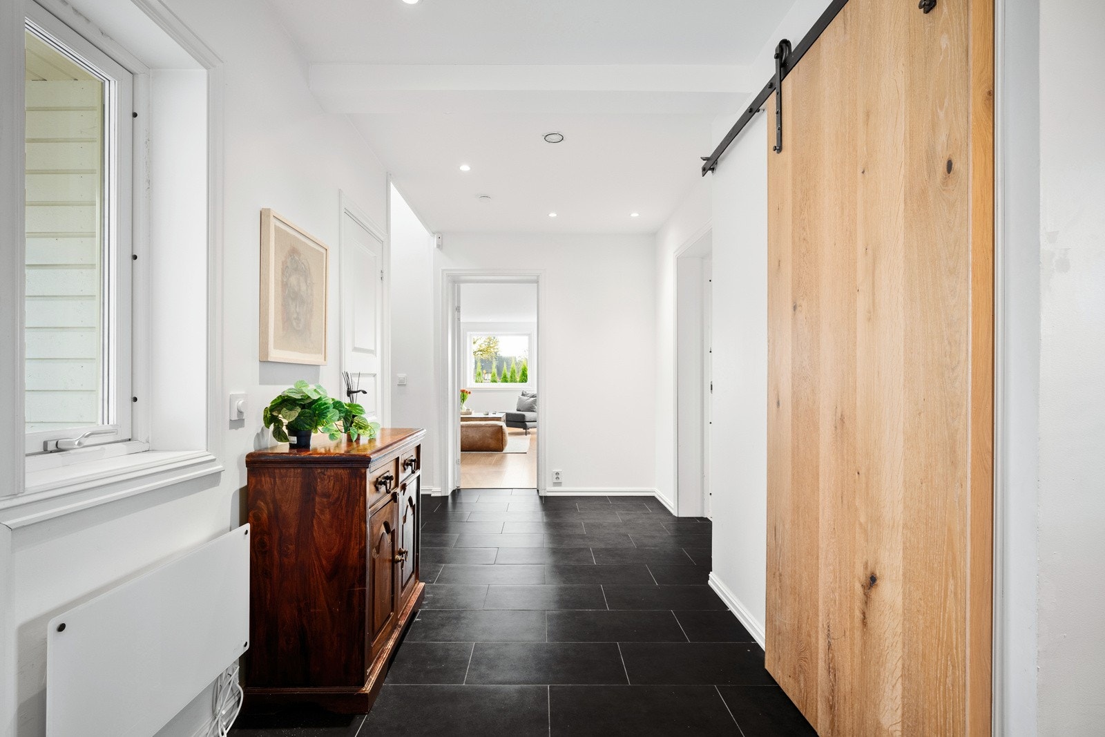 Downlights er montert i himlingen, og en skyvedør tar deg inn til et praktisk gjestetoalett. Galleribilde