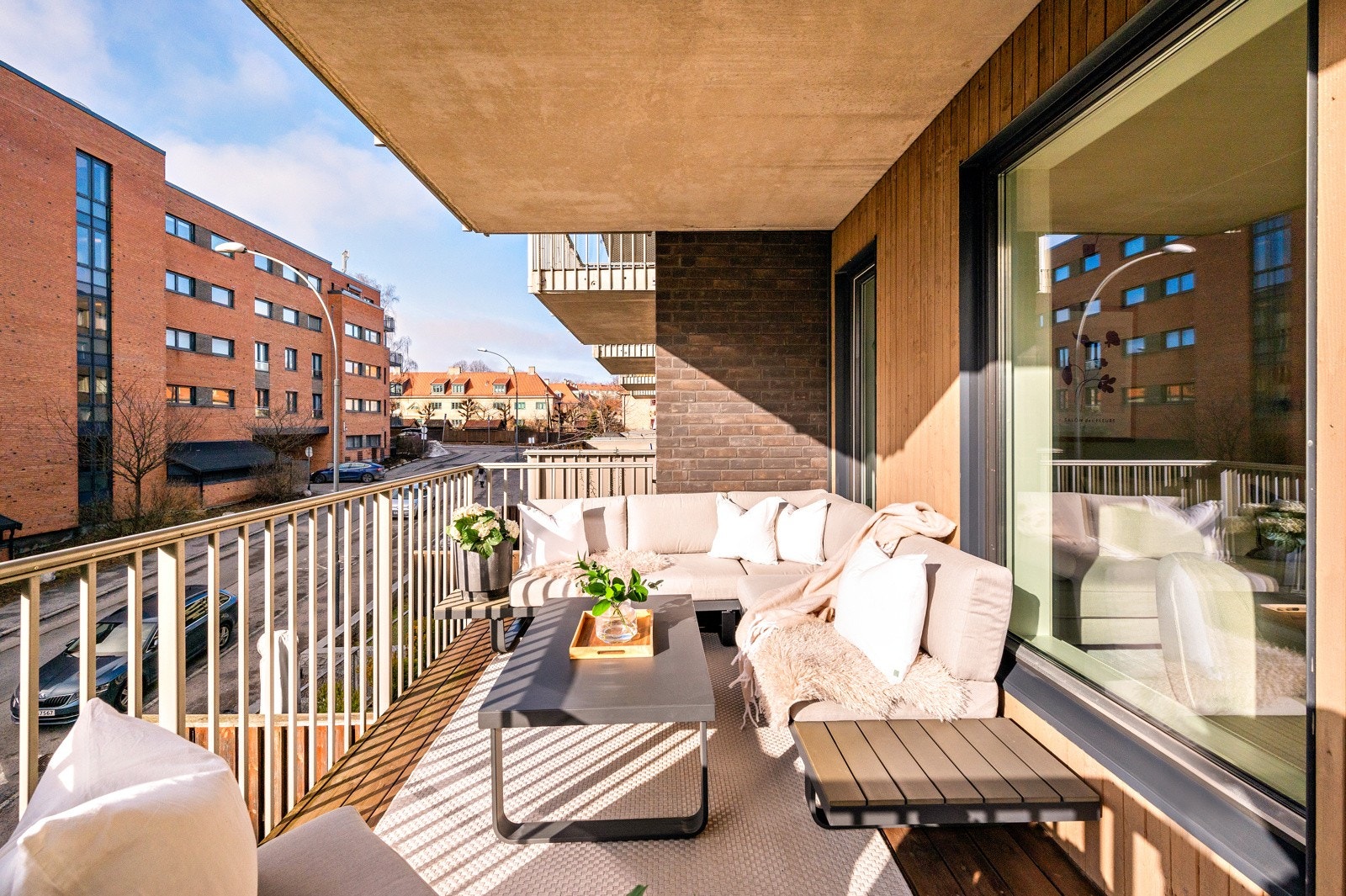 Meget innbydende sydvestvendt balkong med sol store deler av dagen Galleribilde