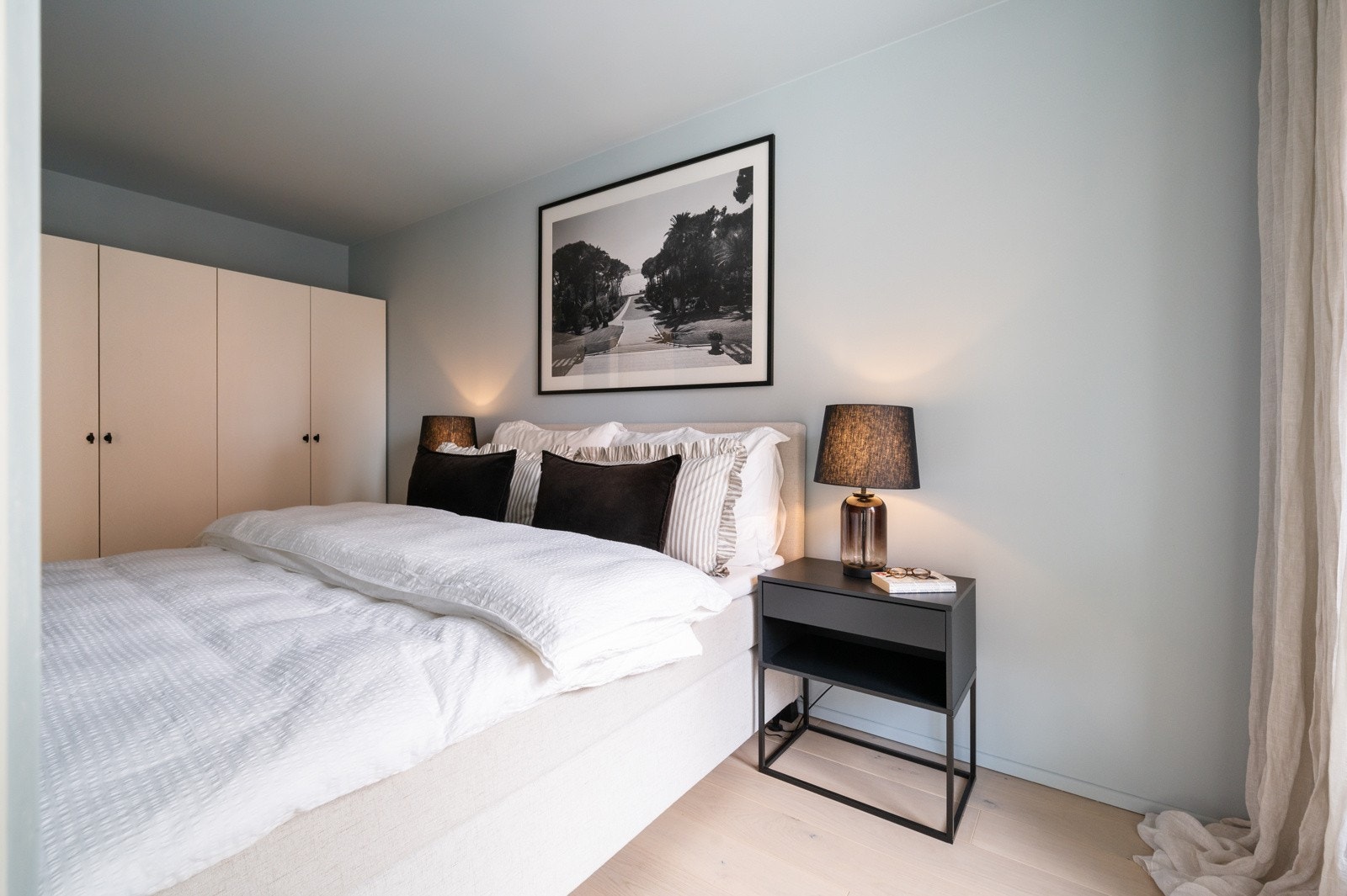 Soverommet har masser av skapplass i garderoberløsning Galleribilde