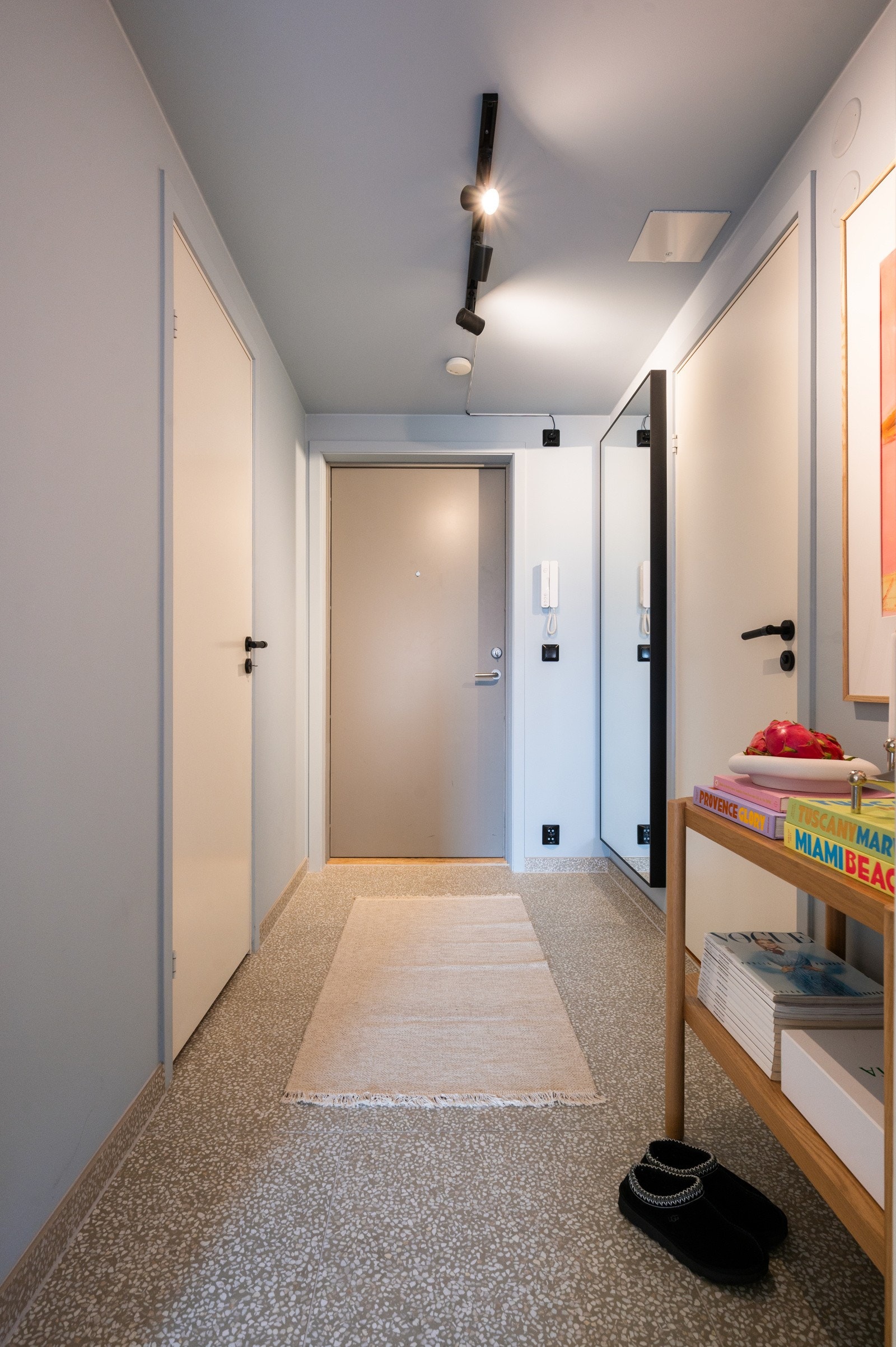 Meget pen og innbydende flislagt entre som gir et nydelig førsteinntrykk av leiligheten Galleribilde