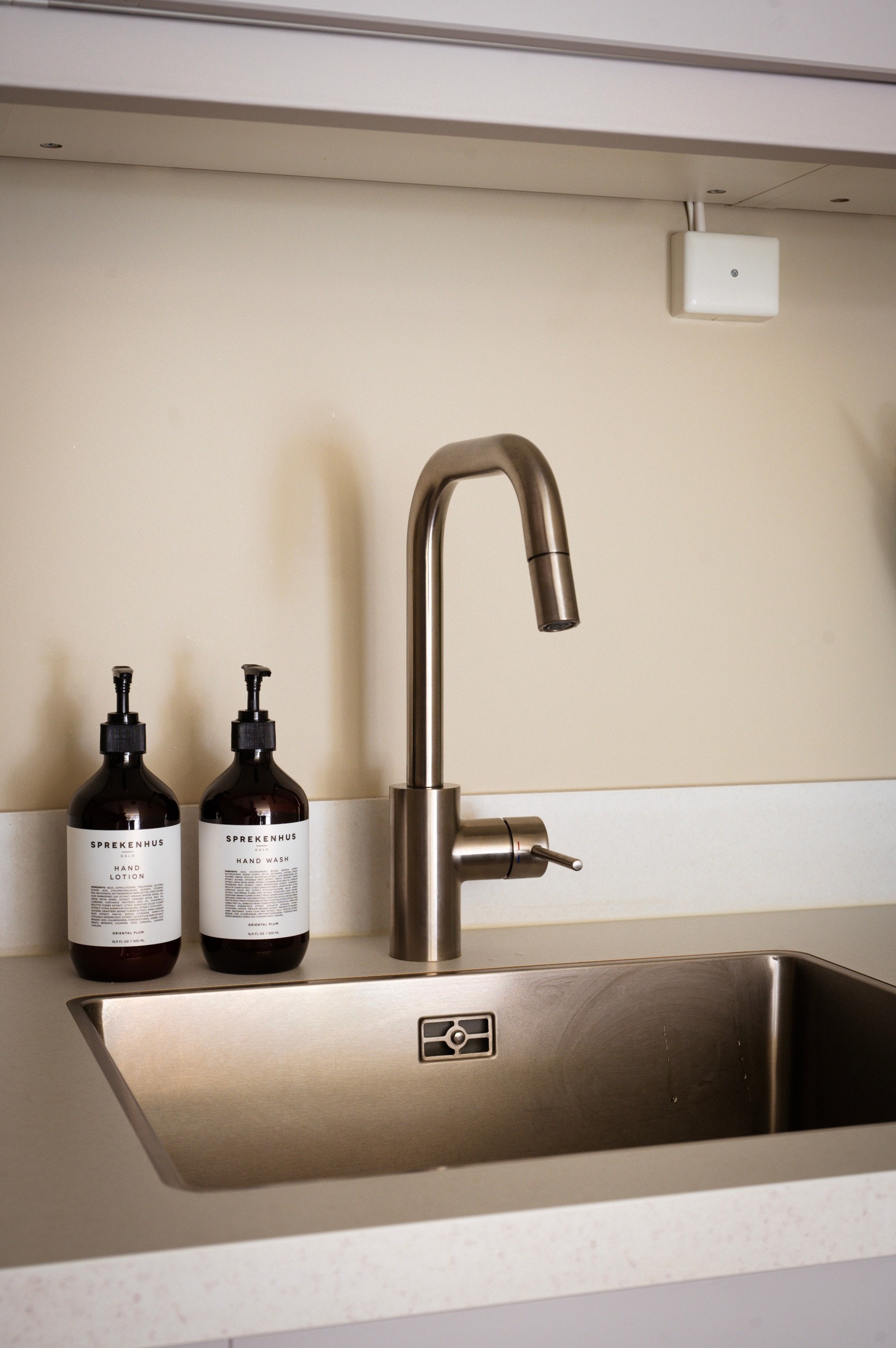 Blandebatteriet kan dras ut slik at du enkelt kan spyle tallerkner o.l Galleribilde