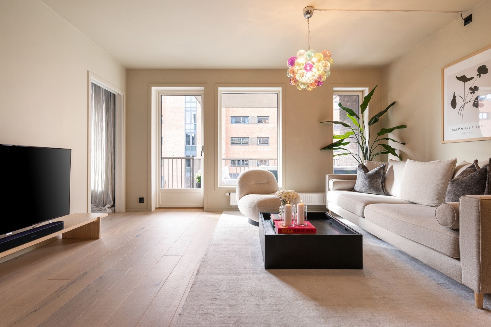 Meget pen og romslig stue med flere gode innredningsmuligheter Galleribilde