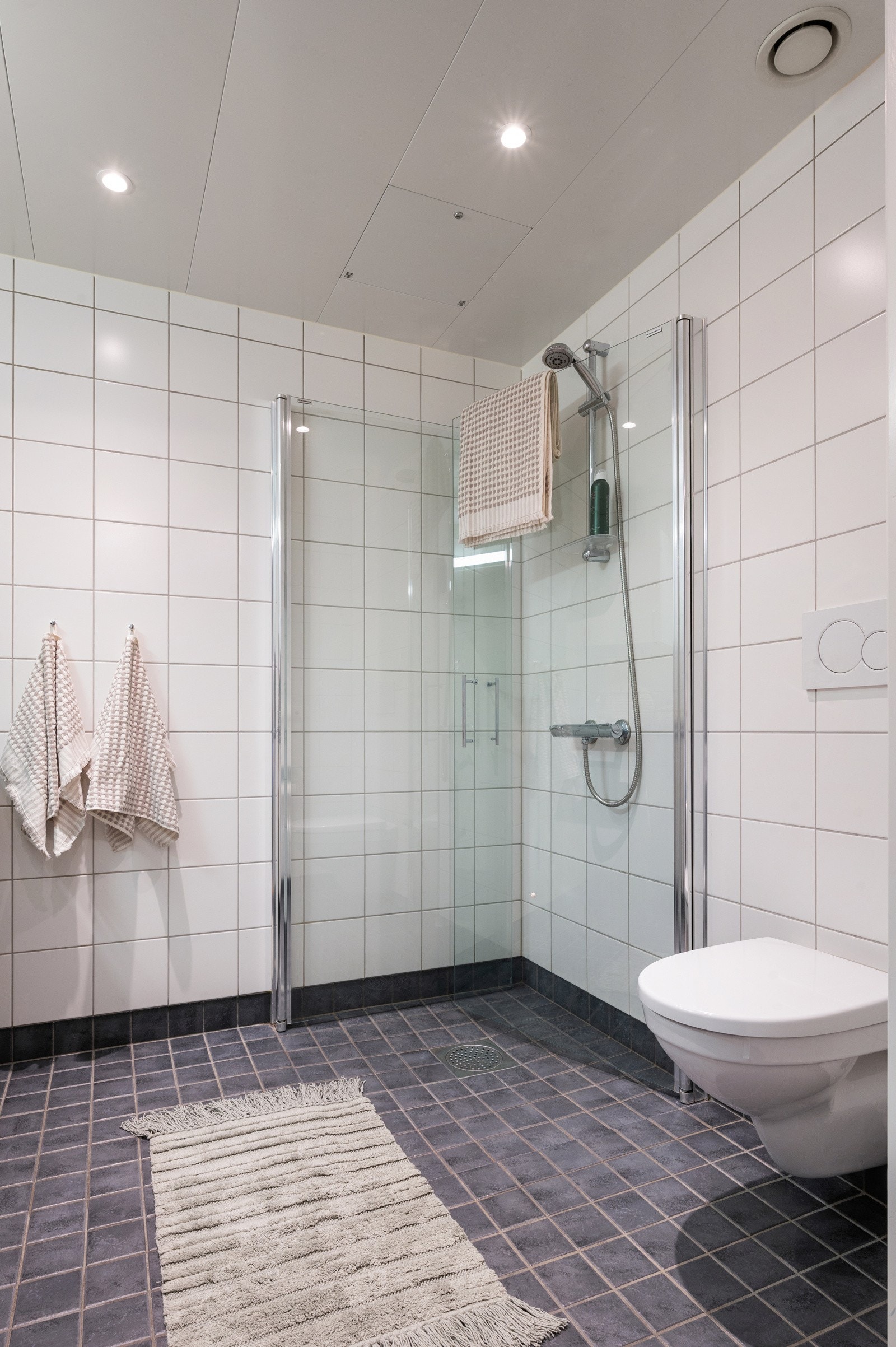 Romslig dusjsone med elegante dusjdører i herdet glass Galleribilde