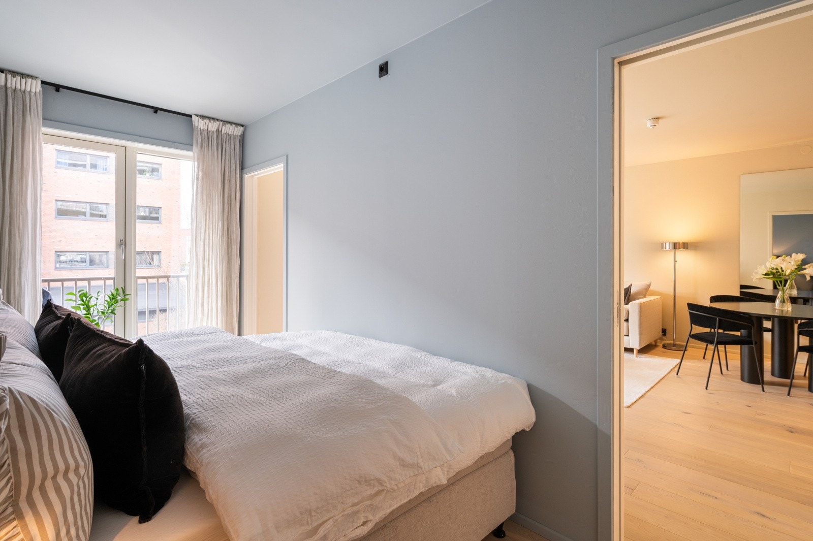 Stort og luftig soverom med adkomst fra stuen gjennom to dører Galleribilde