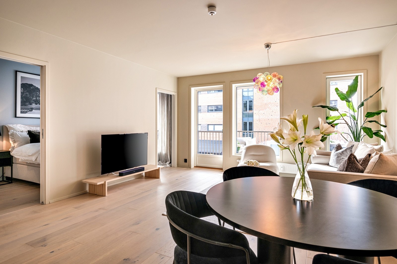 Fra stuen er det direkte adgang til stor og sydvestvendt balkong med gode solforhold Galleribilde