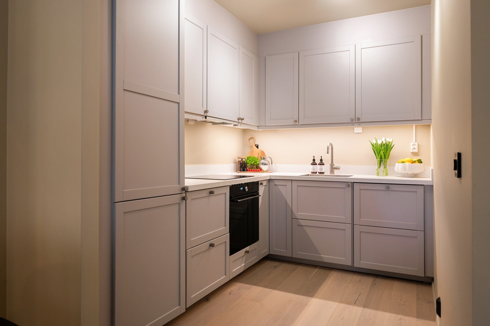 Kjøkkenet er rålekkert med delikate detaljer - integrerte hvitevarer Galleribilde