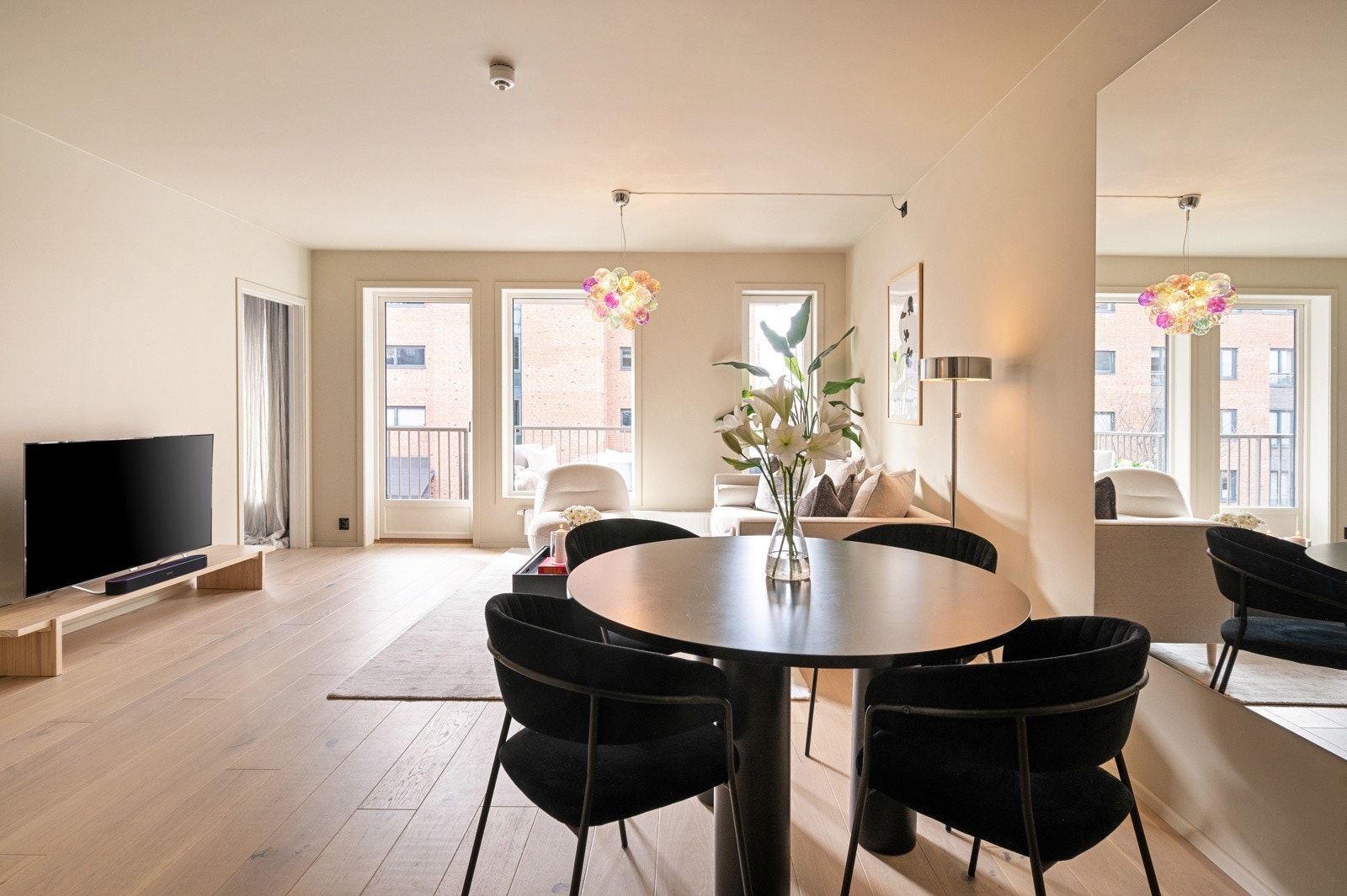 God plass til spisebord i stuen, og plass til enda større spisebord enn nåværende Galleribilde