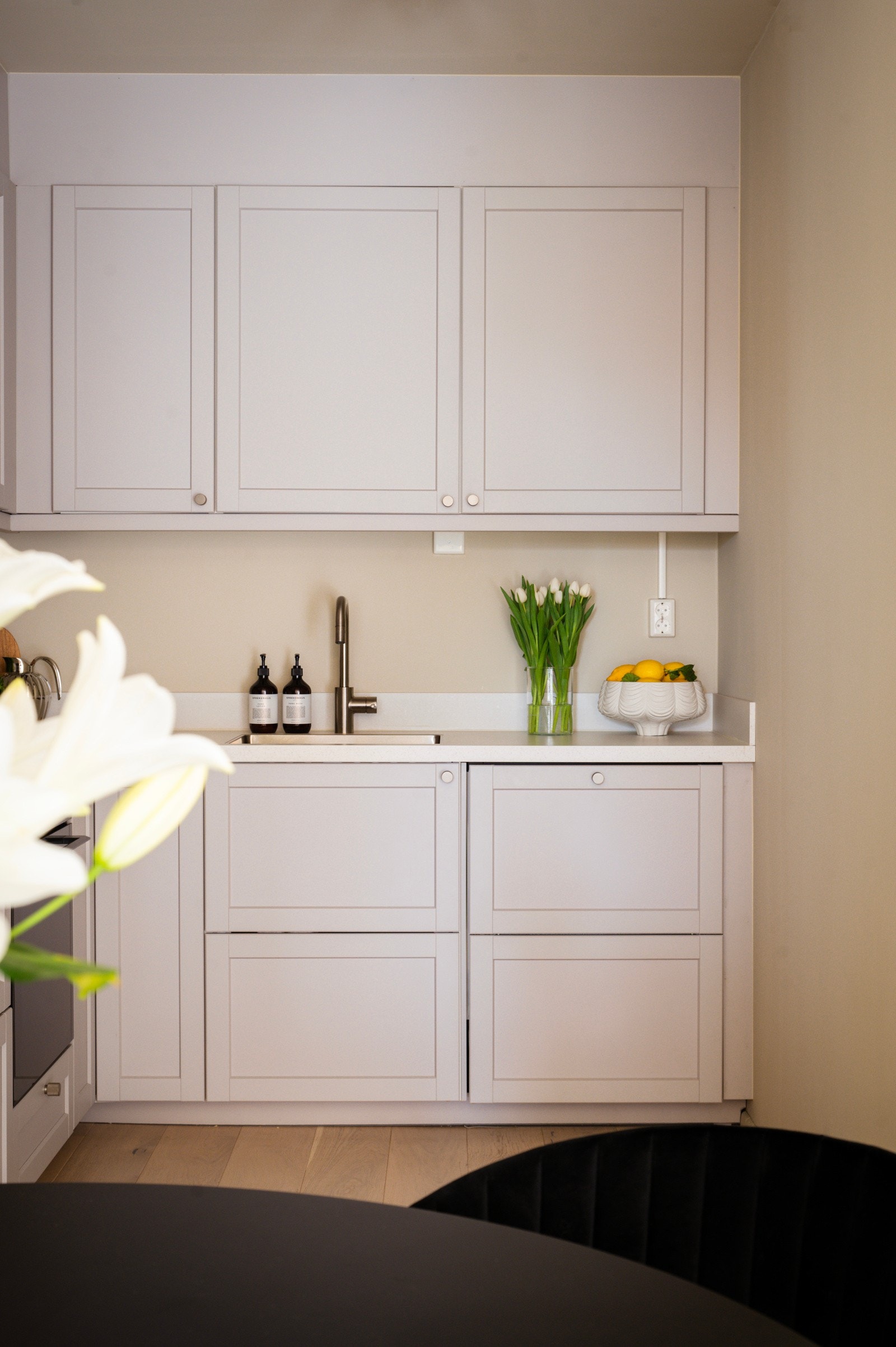 Det er en sjelden vare å ha et kjøkken i åpen løsning, men i egen nisje slik at det ikke fremstår som en del av stuen Galleribilde