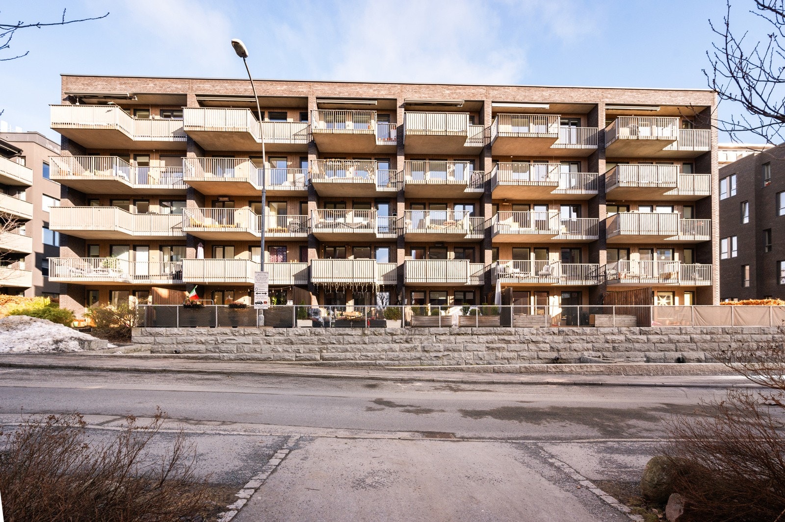 Moderne boligblokk over fem etasje og garasjekjeller fra 2013 Galleribilde