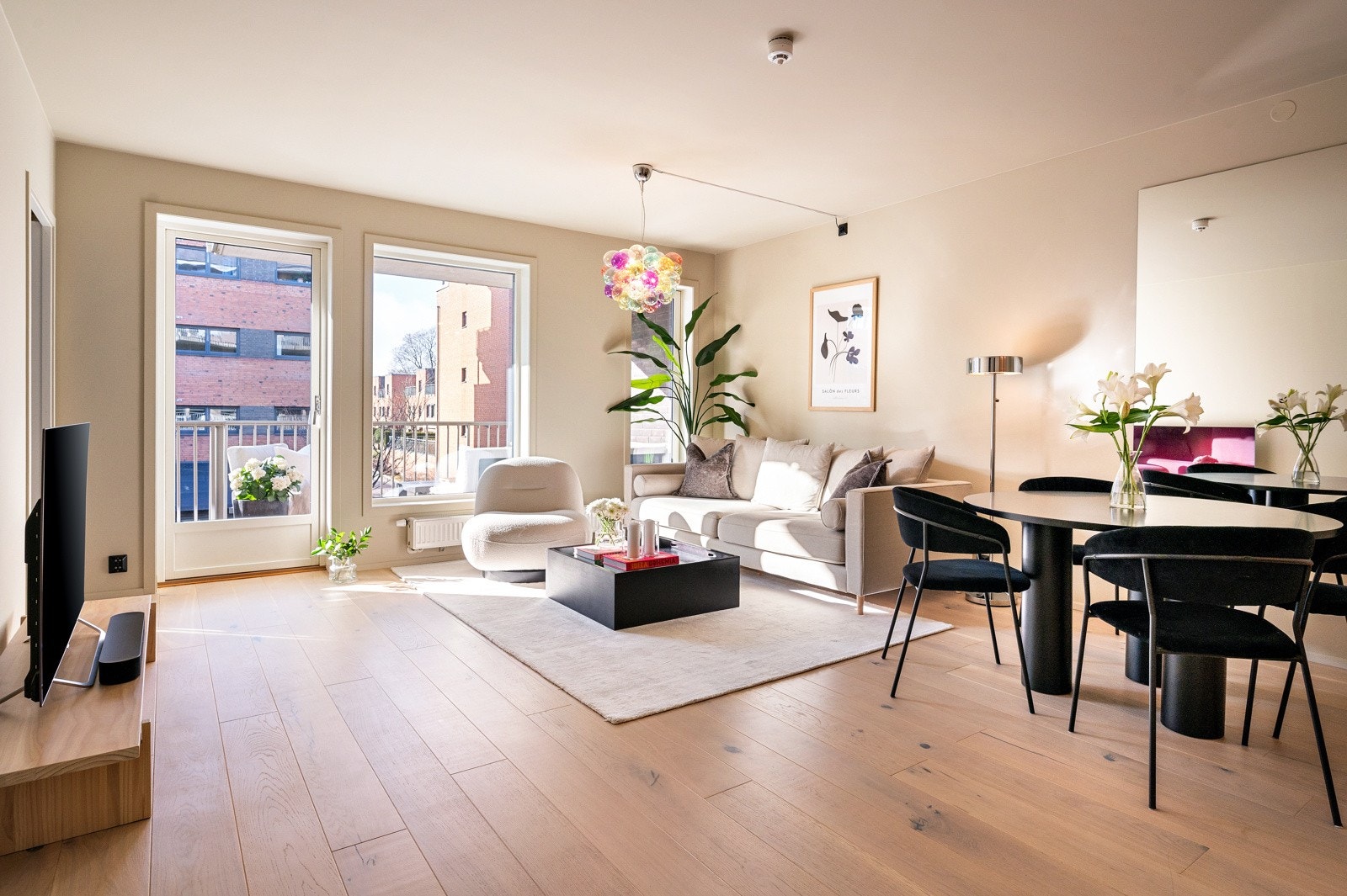 Leiligheten er pent oppusset med flotte gulv og fin fargepalett Galleribilde