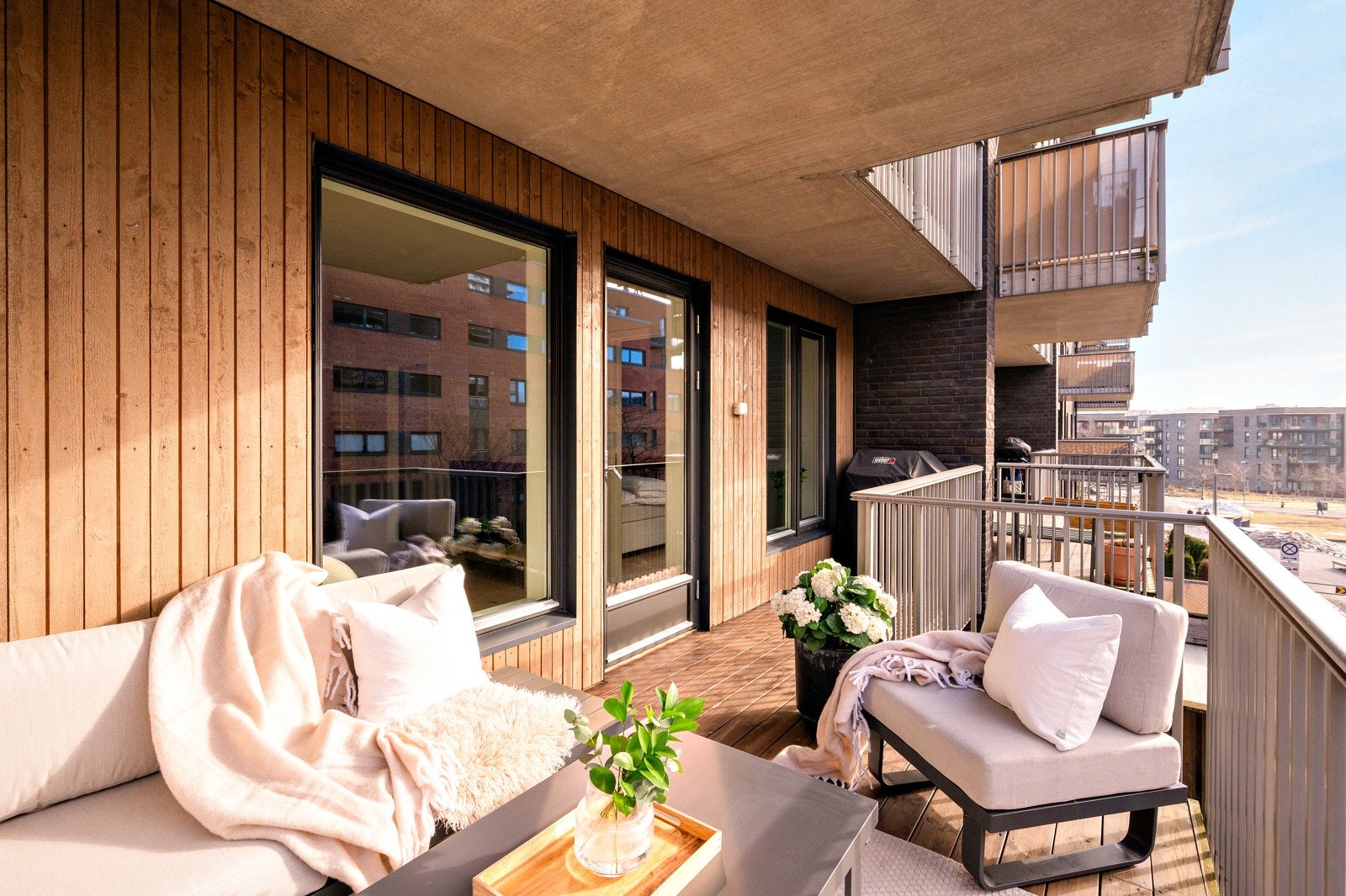 Balkongen rommer 12 m² og har naturligvis plass til både sittegruppe, spisebord og grill Galleribilde