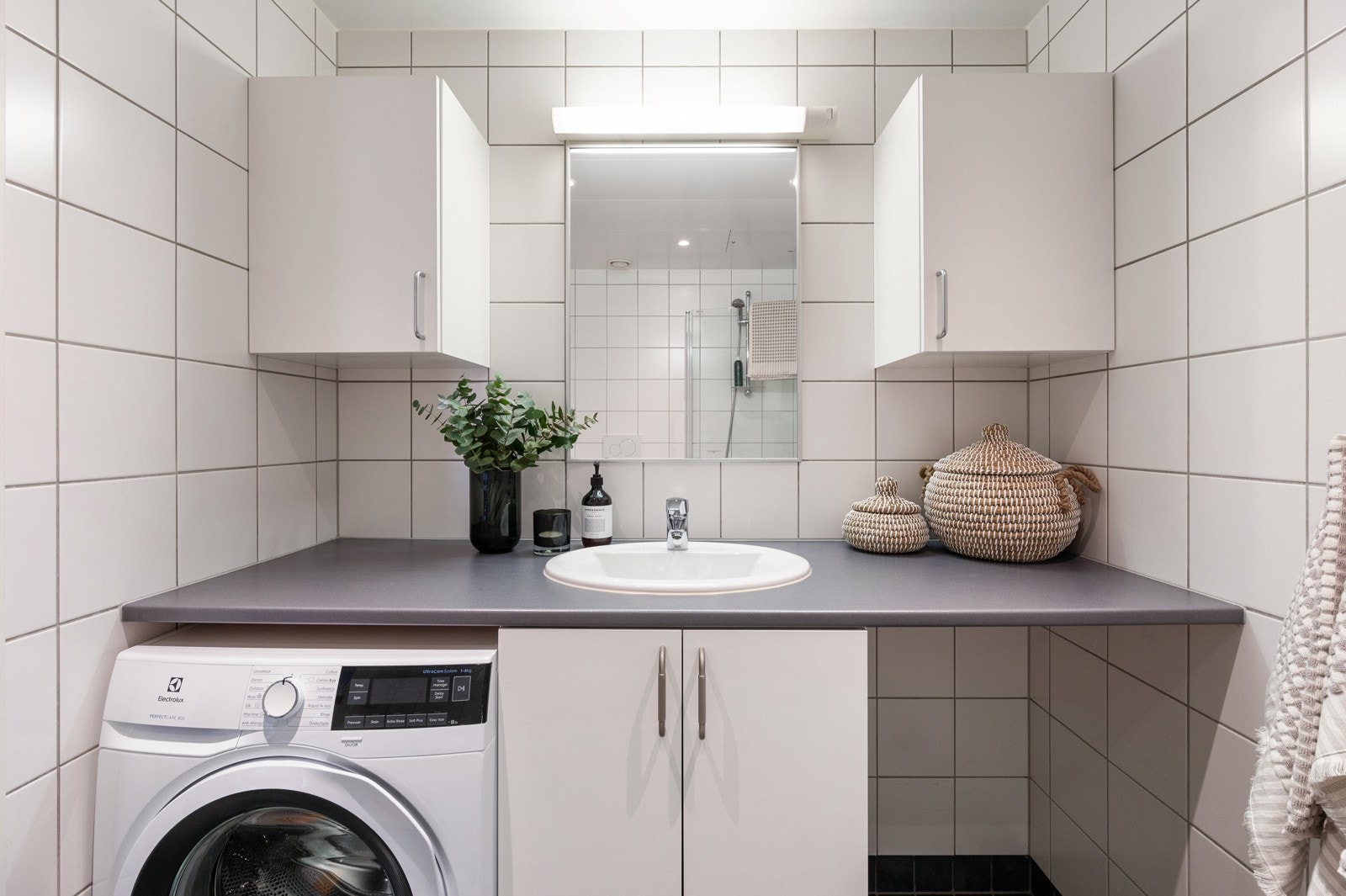 Badet har praktisk opplegg for vaskemaskin og smarte løsninger på innredningen Galleribilde