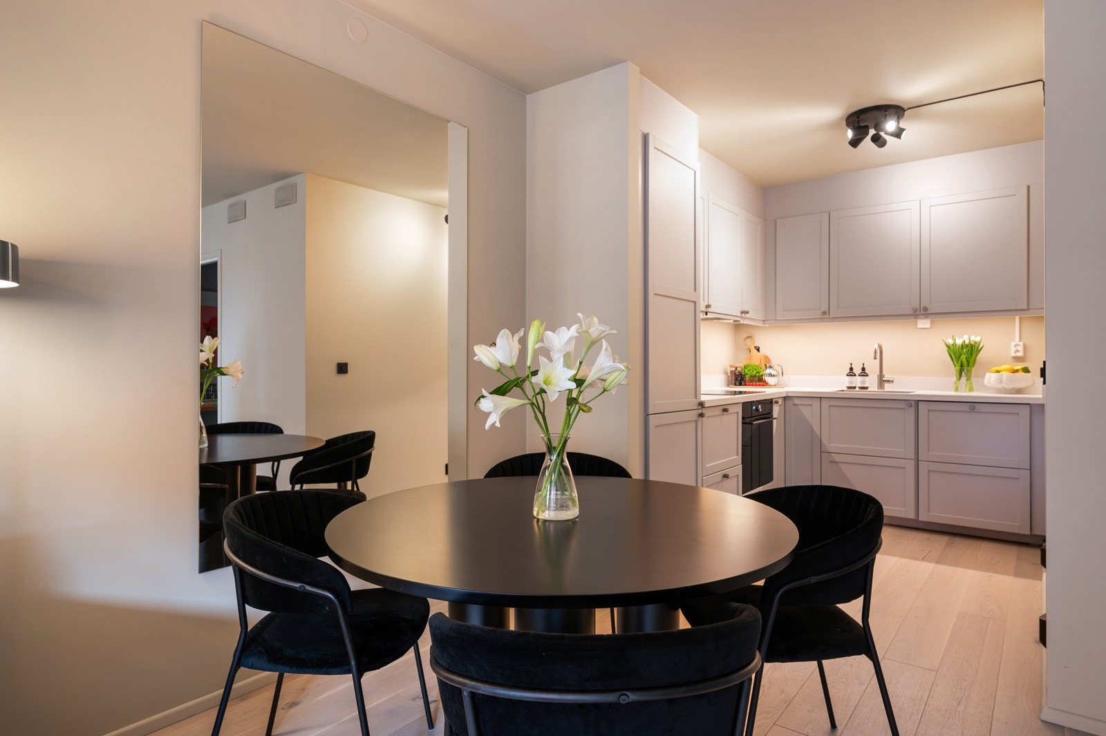 Leilighetens kjøkken er også av god størrelse, noe adskilt fra stuen som også er sjeldent i en 2-roms Galleribilde