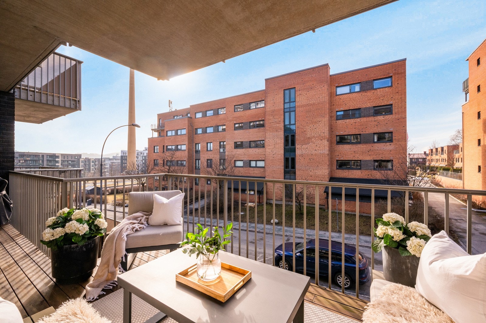 Her sitter du i tilbaketrukkede, hyggelige og parkaktige omgivelser Galleribilde