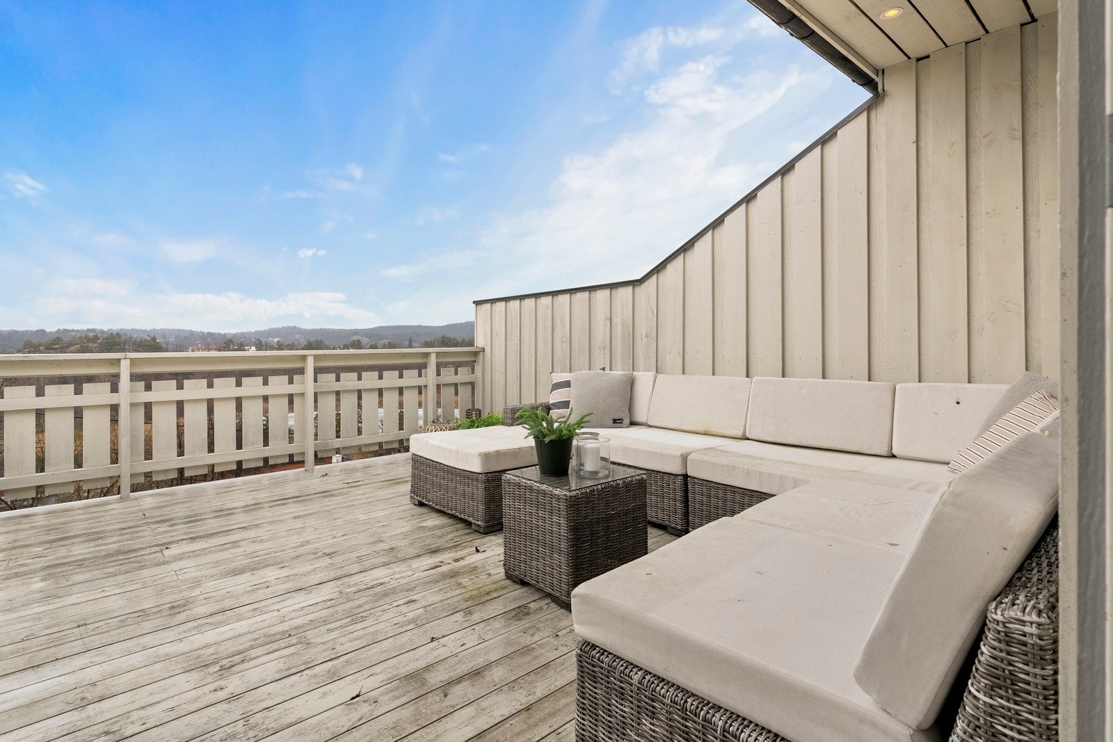 Romslig terrasse med utsikt utover Tjenna. Galleribilde