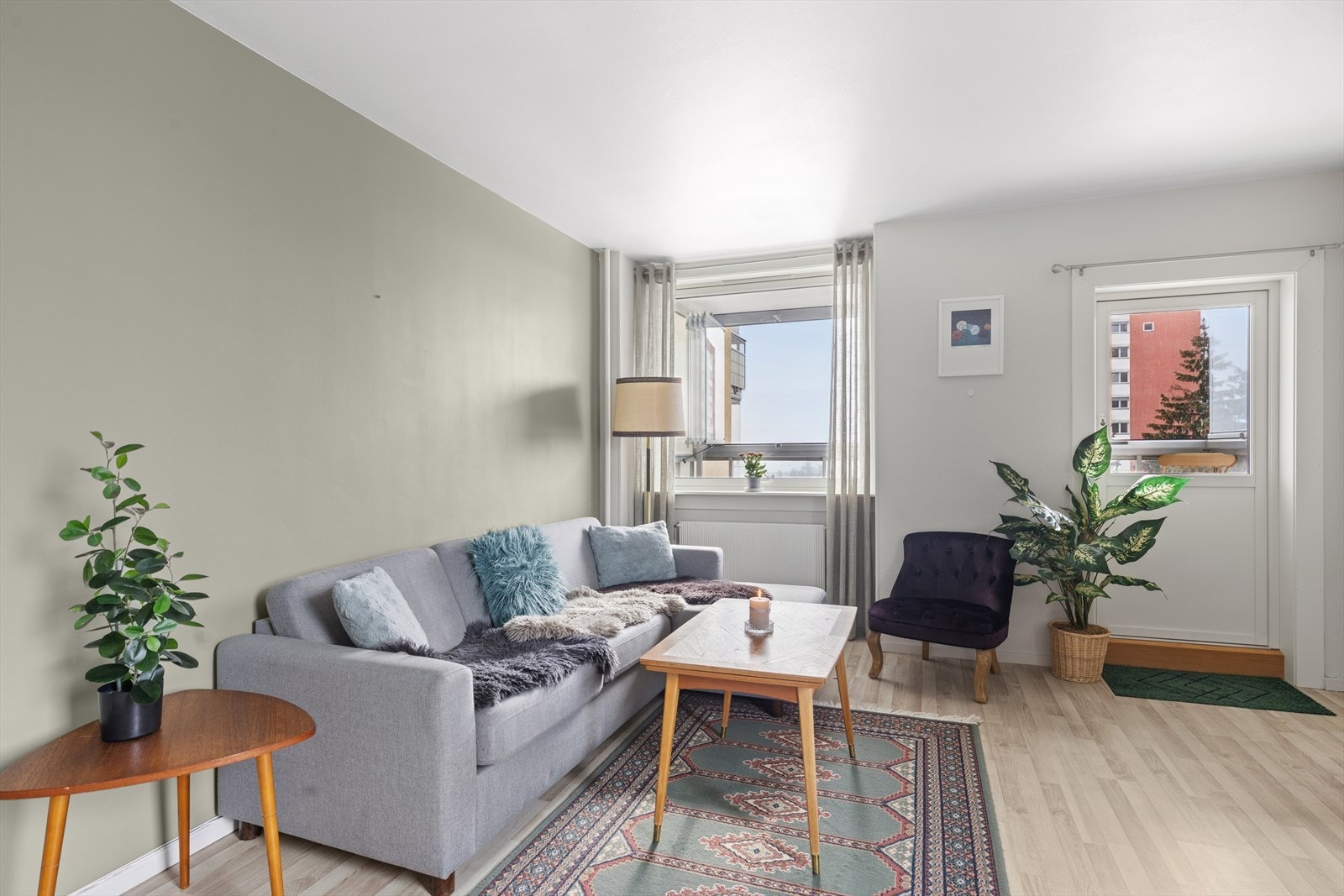 Stuen vender mot rolige og frodige omgivelser. Galleribilde