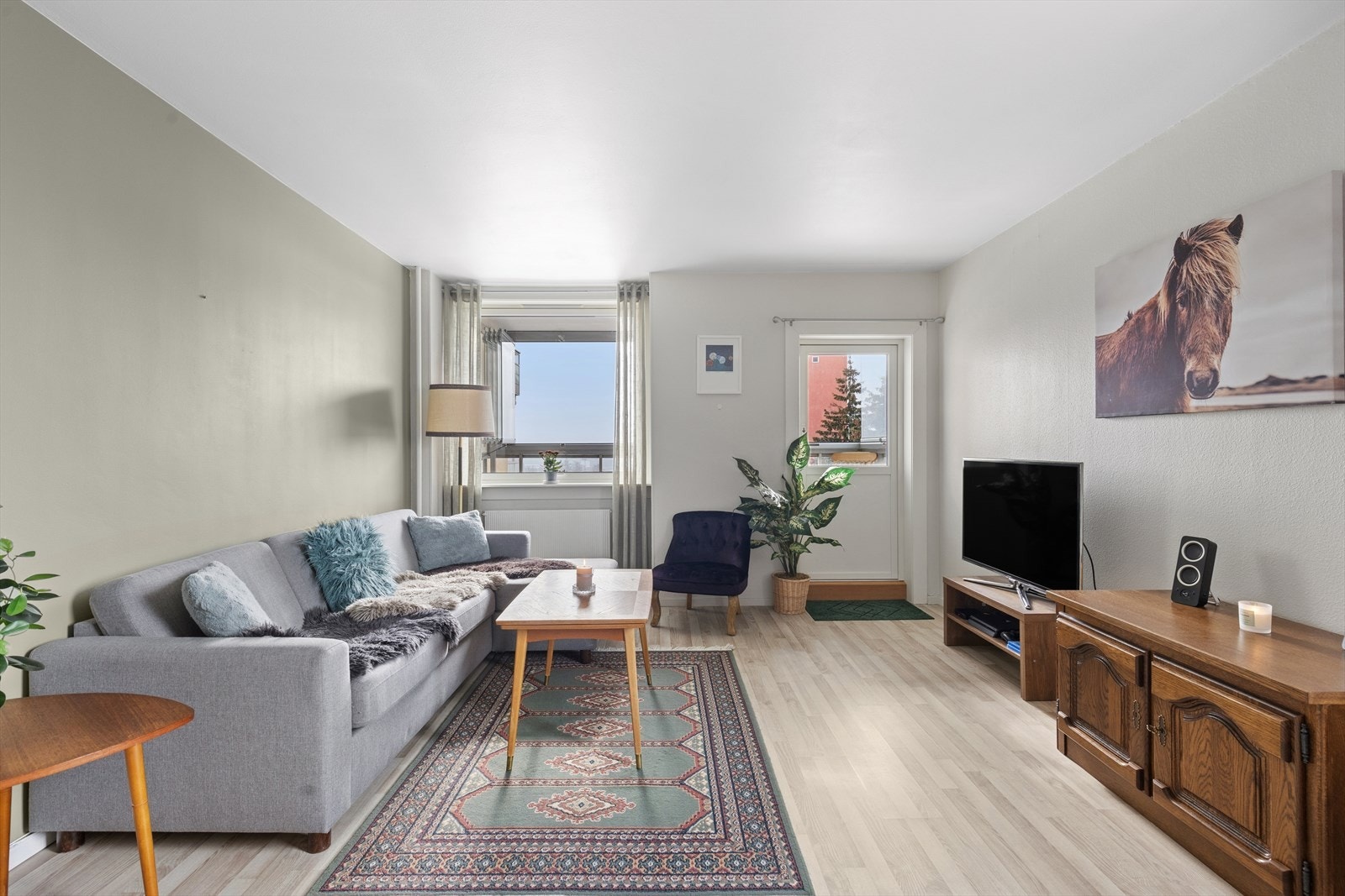 Romslig stue med god plass til sittegruppe, tv-møblement og spisebord. Galleribilde