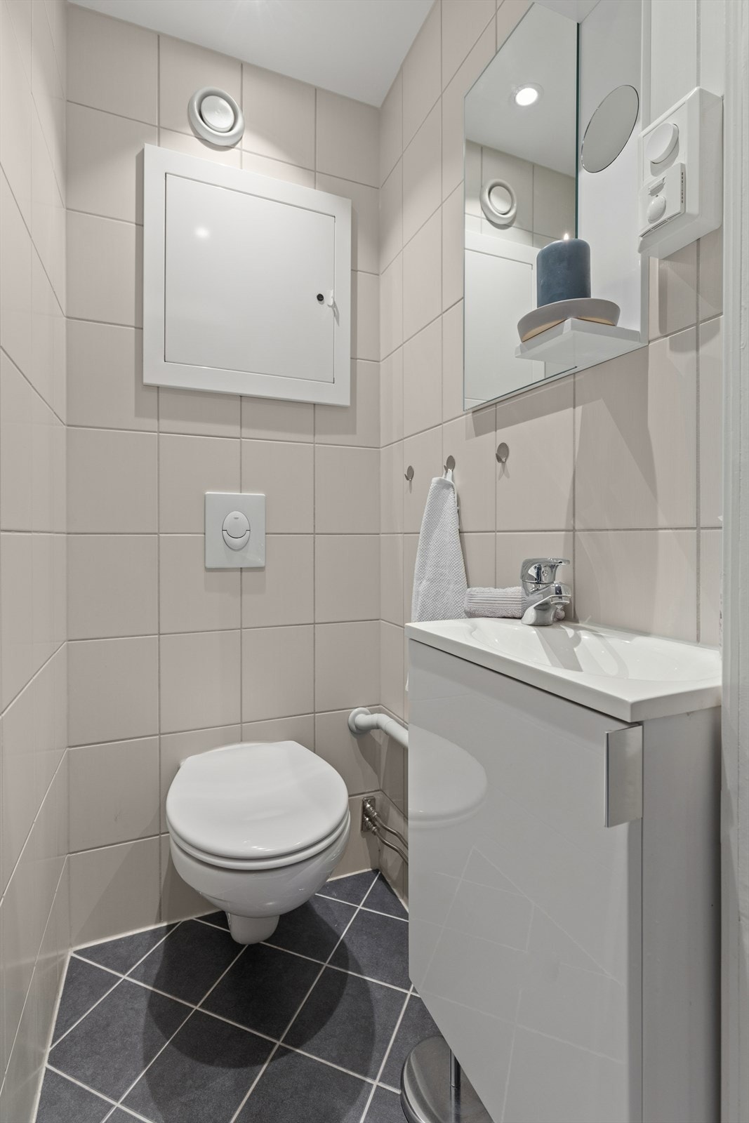 Eget toalettrom med plass til toalett, servant og servantskap. Galleribilde