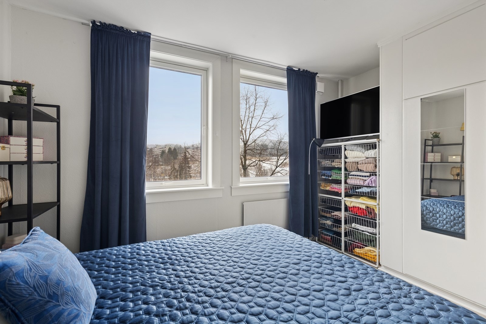 Soverom vendt mot grønne omgivleser og nye vinduer som sikrer deg en god nattesøvn. Galleribilde