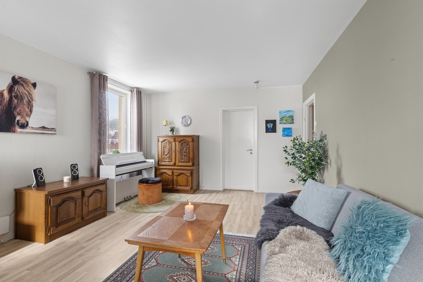 Boligen er en hjørneleilighet som gir rikelig med lysinnslipp. Galleribilde